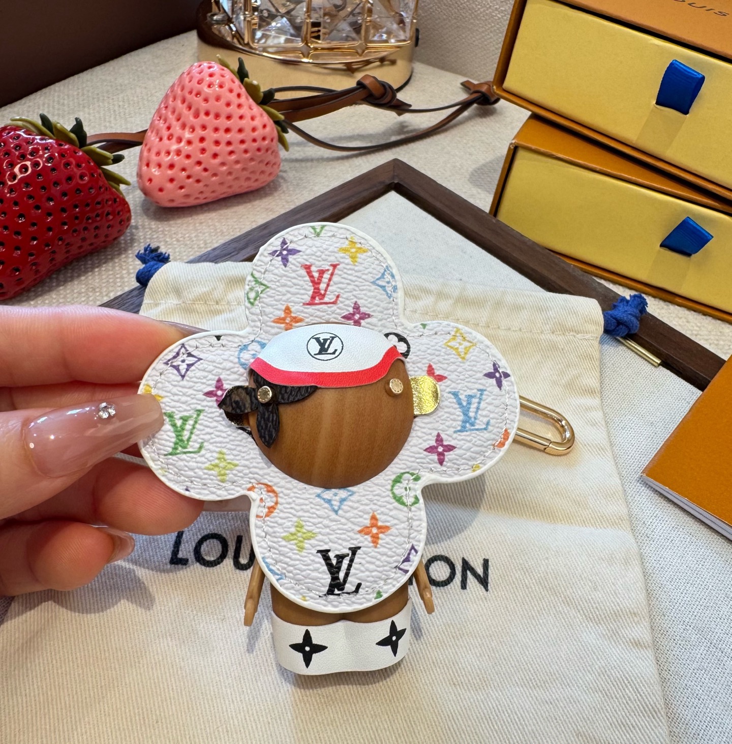 LOUIS VUITTON新款挂件包饰与钥匙扣。LV薇薇安太阳花包包挂件 手机壳挂件可满足各种时尚品味的
