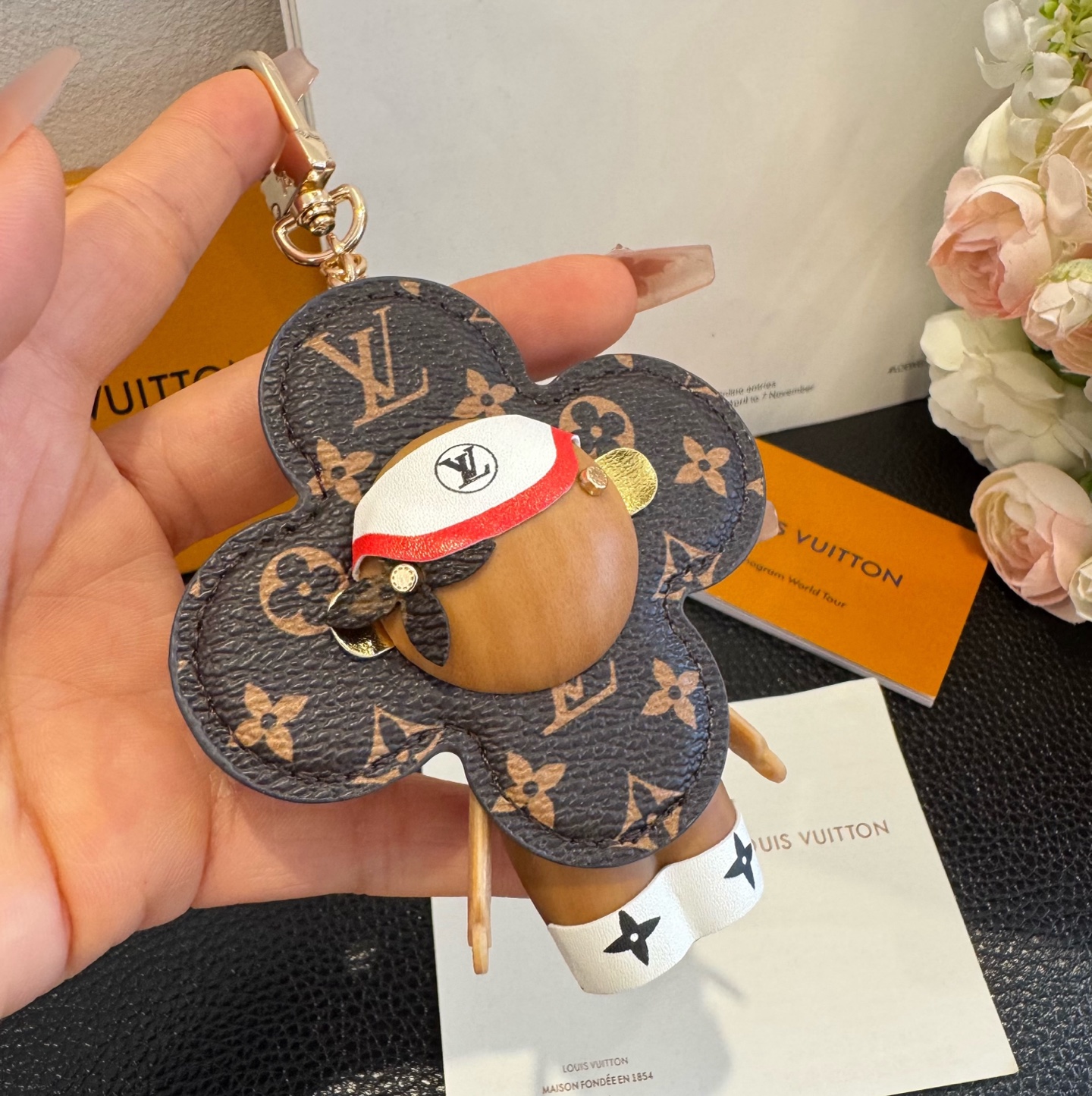 LOUIS VUITTON新款挂件包饰与钥匙扣。LV薇薇安太阳花包包挂件 手机壳挂件可满足各种时尚品味的