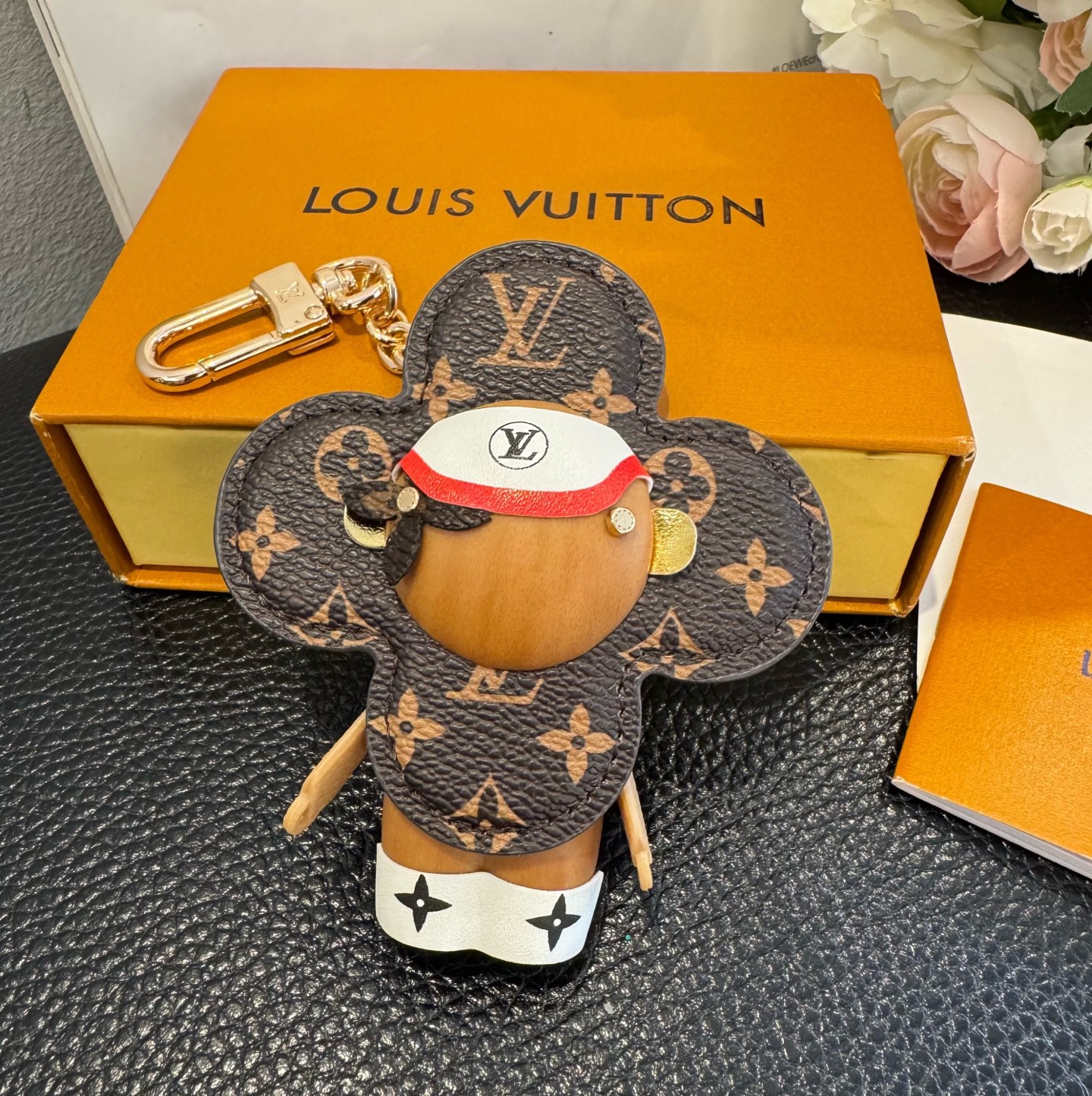 LOUIS VUITTON新款挂件包饰与钥匙扣。LV薇薇安太阳花包包挂件 手机壳挂件可满足各种时尚品味的