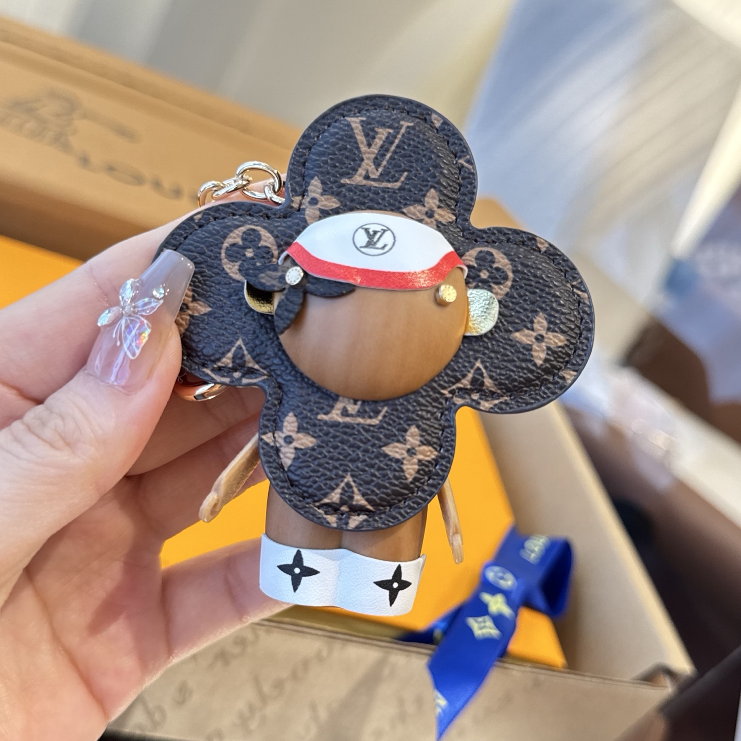 LOUIS VUITTON新款挂件包饰与钥匙扣。LV薇薇安太阳花包包挂件 手机壳挂件可满足各种时尚品味的