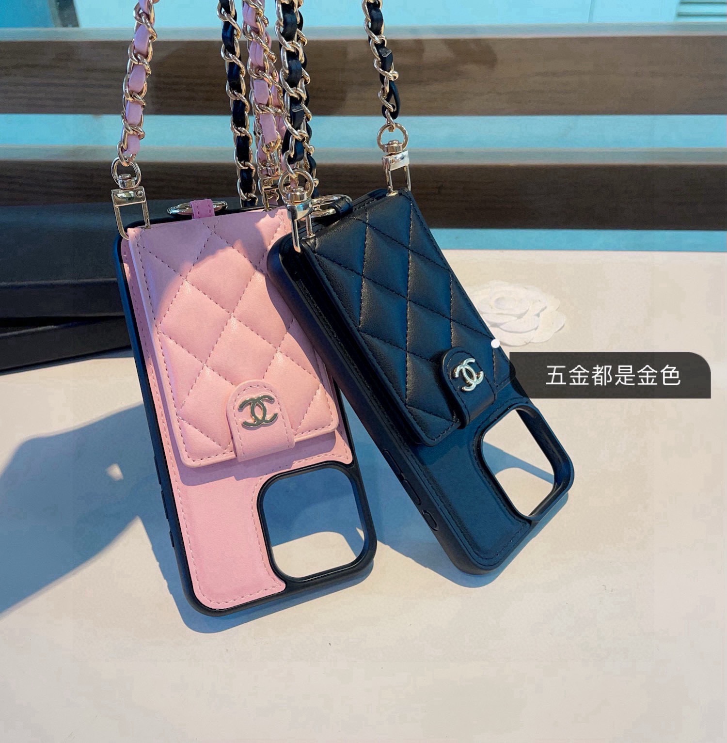 [庆祝][庆祝][庆祝]新品上架，香奈儿卡包手机壳 指环扣  ⛓️斜挎包手机壳，手感柔软舒适！型号：为了