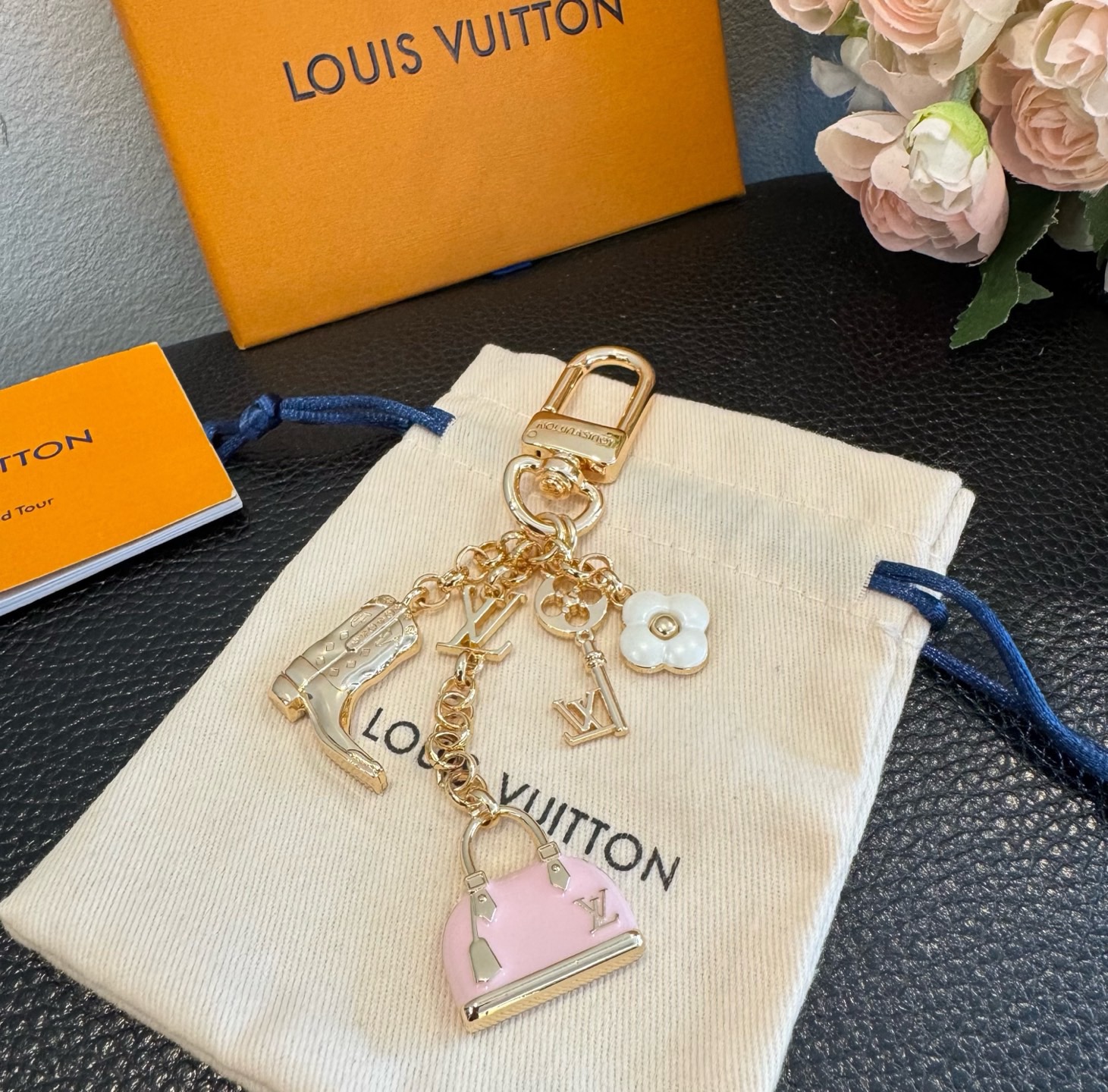 LV 钥匙扣 SPring Street 包饰与钥匙扣 包包挂件 配饰 珐琅搭配金属件等多元素材质，舒展