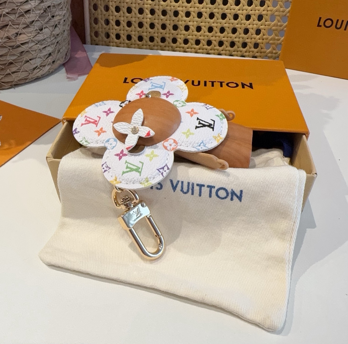 LOUIS VUITTON新款包饰 村上隆白三彩黑三彩钥匙扣。LV薇薇安太阳花包包挂件 手机壳挂件可满足