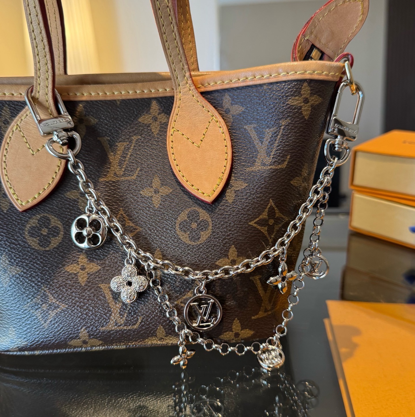 官网新款。LV包链钥匙扣 路易威登 Sailor包链 挂饰 包包链条精选莹亮金属材质，链节设计灵感源自航