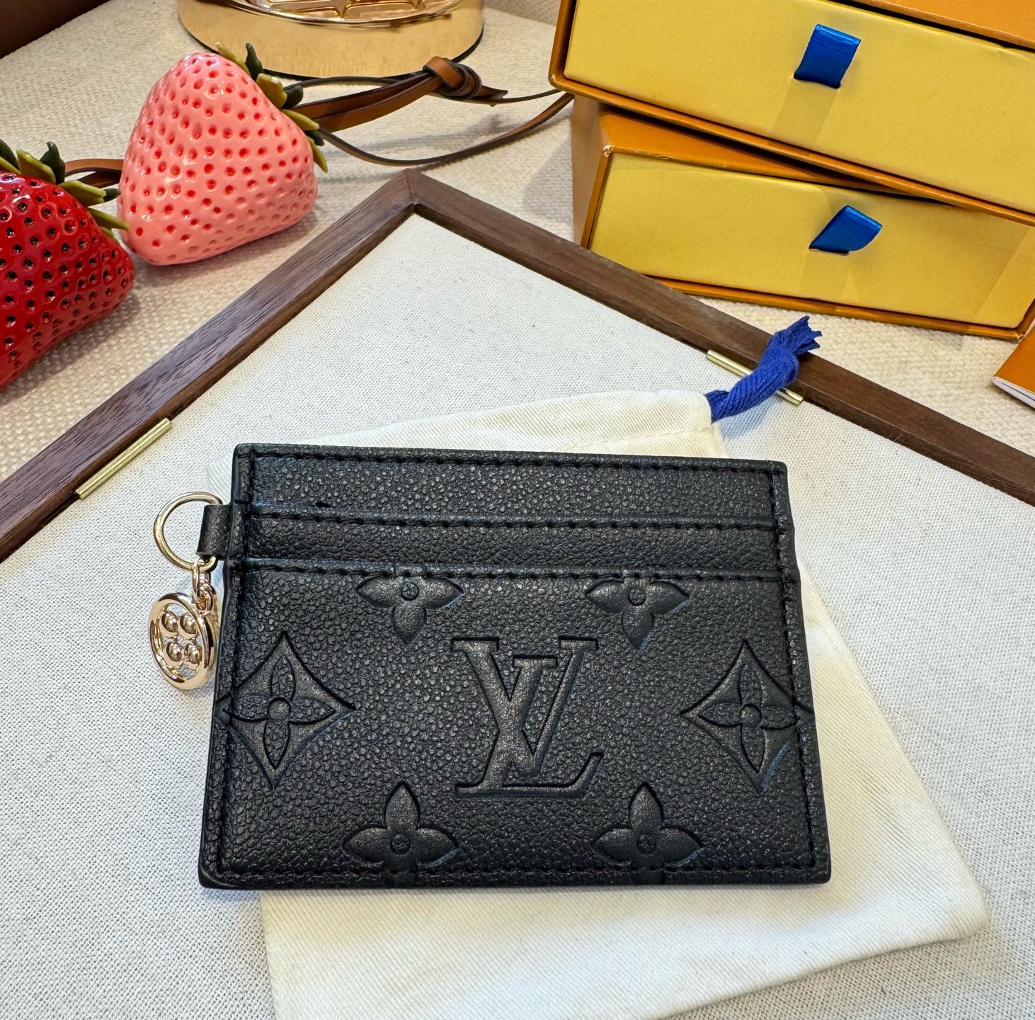 新品官网同步LV经典老花卡包，包包挂饰 多功能零钱包钥匙扣，五金吊坠多个卡位