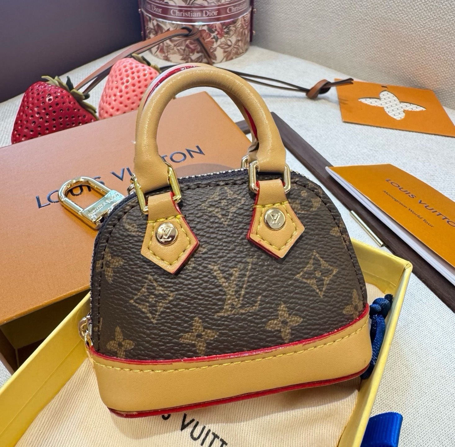 ❗爆款。路易威登LOUIS VUITTON 新款 老花&白三彩mini包包贝壳包  LV包包挂饰，钥匙扣