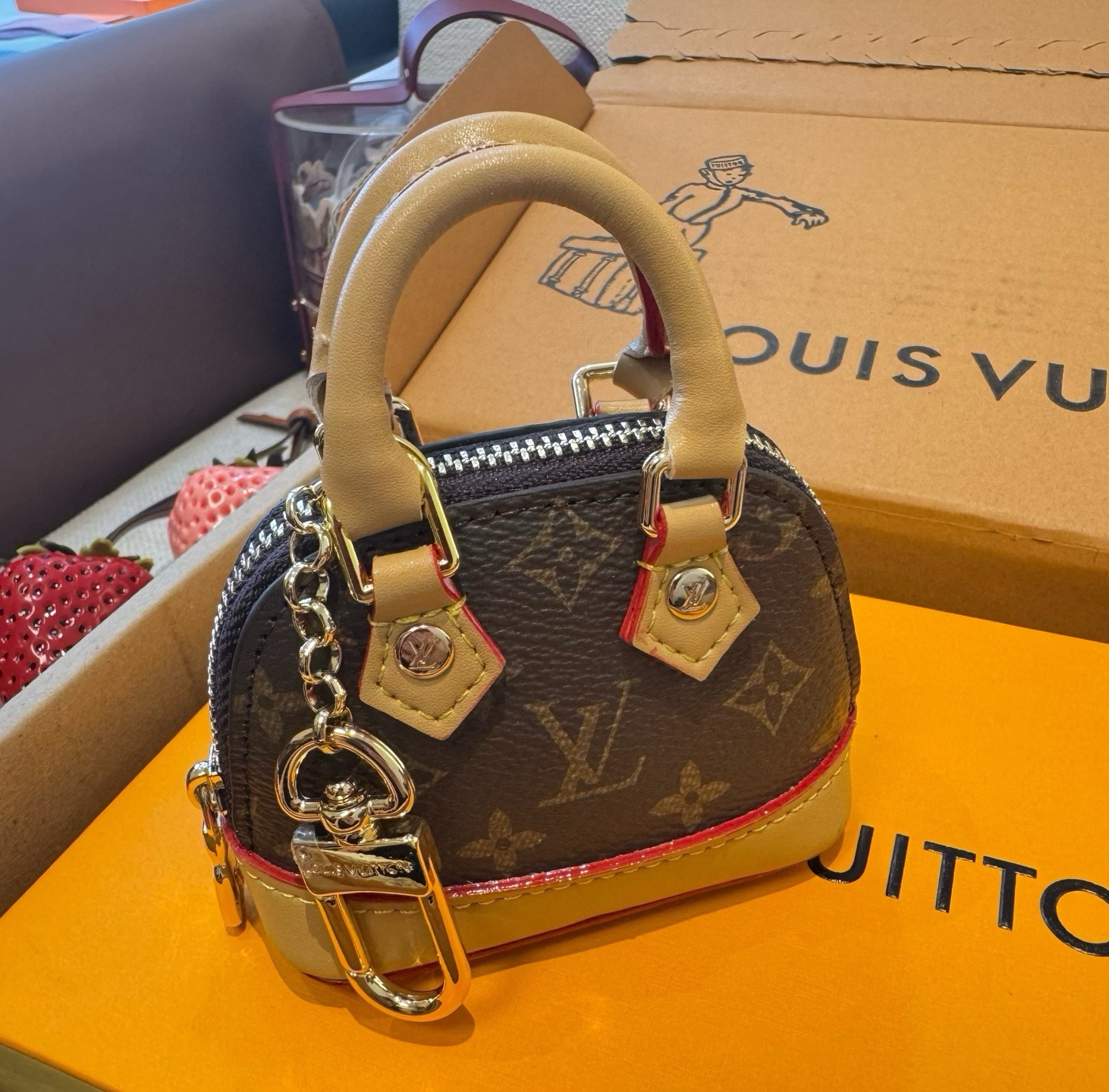 ❗爆款。路易威登LOUIS VUITTON 新款 老花&白三彩mini包包贝壳包  LV包包挂饰，钥匙扣