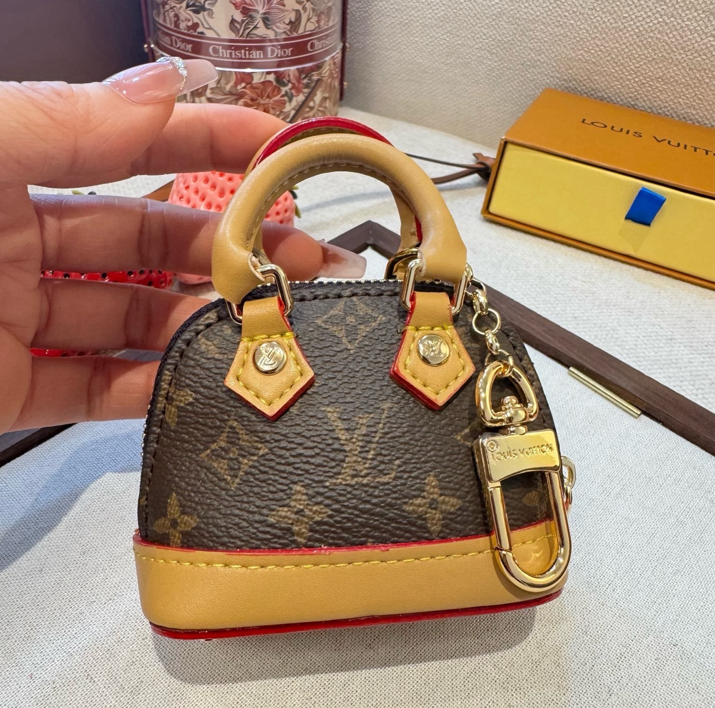 ❗爆款。路易威登LOUIS VUITTON 新款 老花&白三彩mini包包贝壳包  LV包包挂饰，钥匙扣