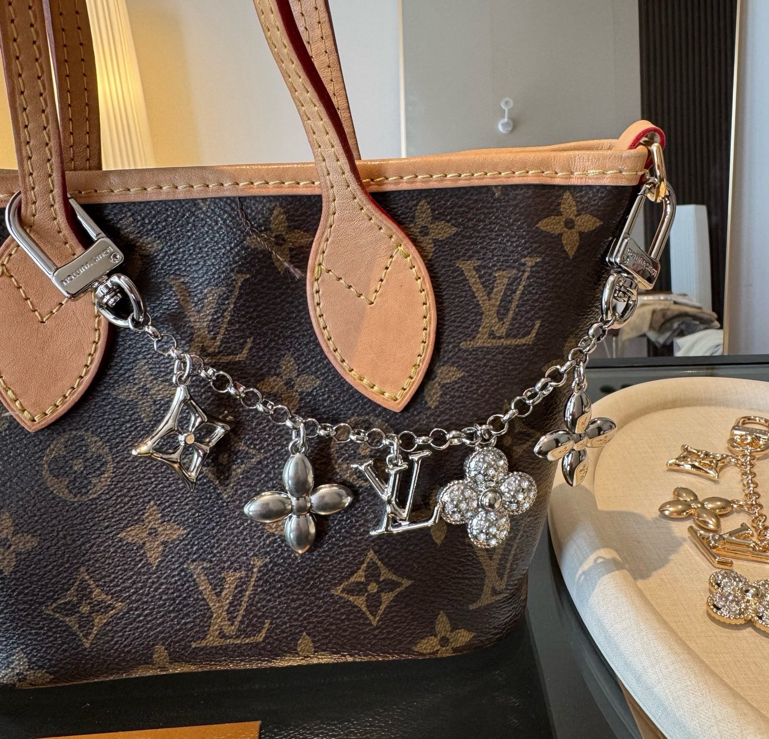 LV钥匙扣 圣诞款包饰 包包挂件包链金色&银色M01188 SPring Street Chain 包饰