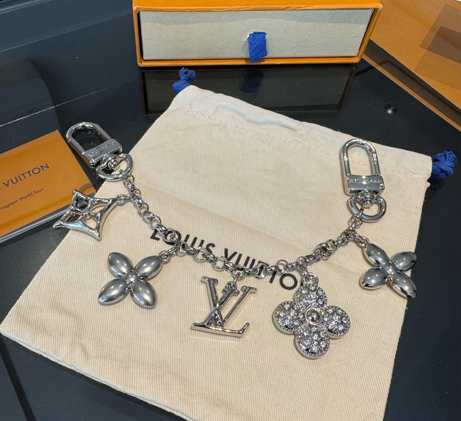 LV钥匙扣 圣诞款包饰 包包挂件包链金色&银色M01188 SPring Street Chain 包饰