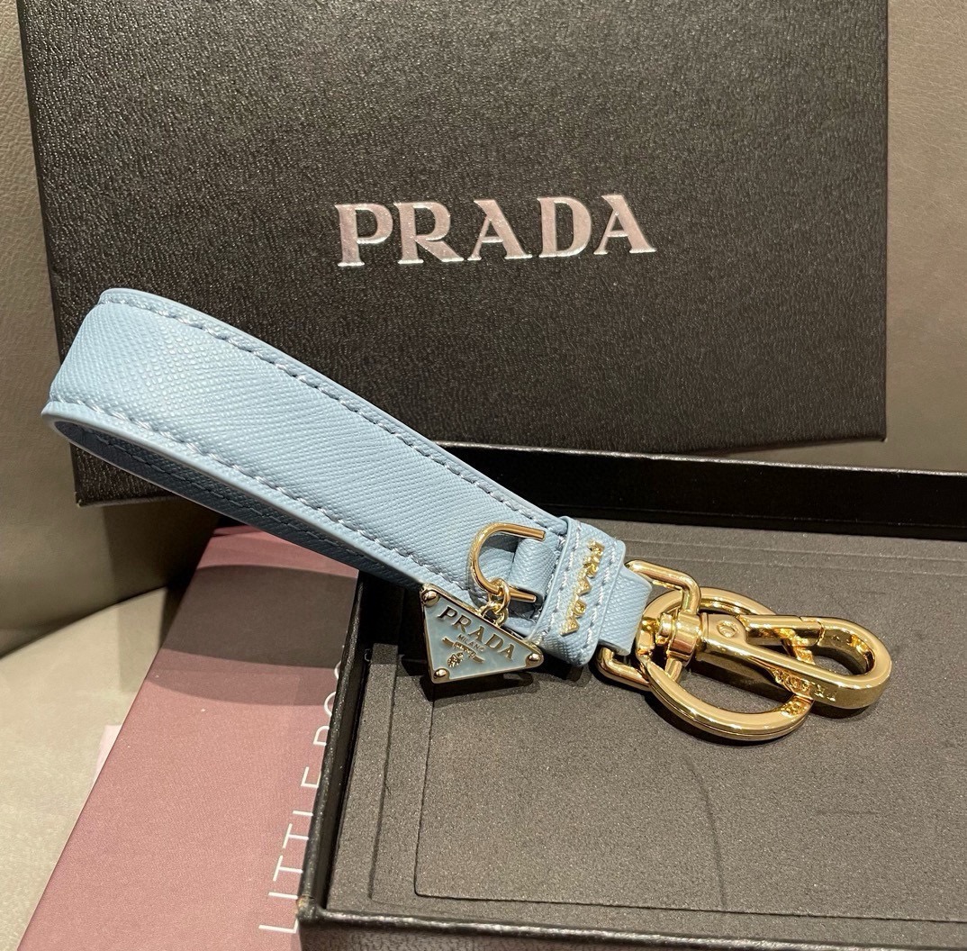 普拉达 Prada 钥匙扣官网款，三角牌吊坠皮圈钥匙扣，车钥匙挂件包包配饰，顶级进口Pu材质➕抛光钢配件
