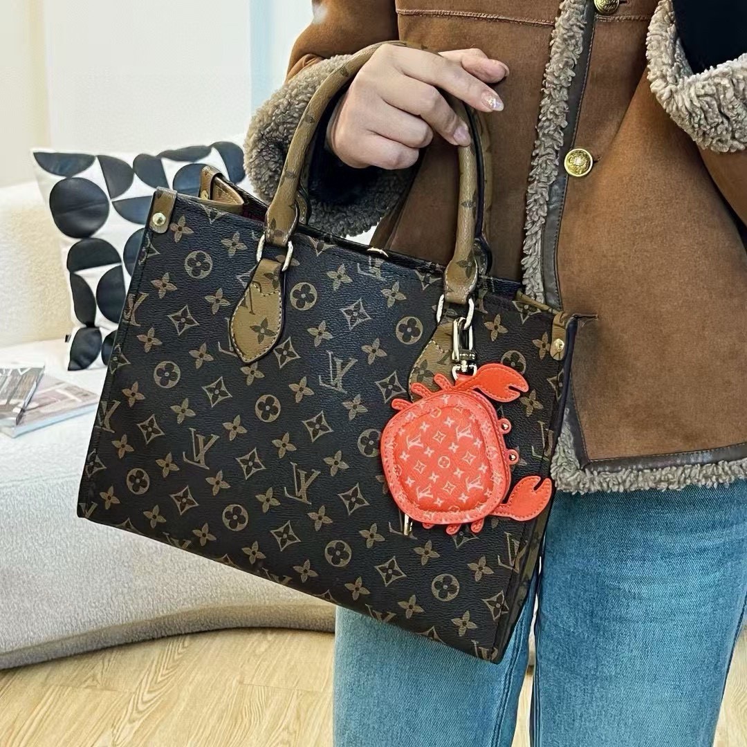 官网新品 热卖Louis Vuitton 路易威登lv 小螃蟹耳机包钥匙扣挂件挂饰 Lv钥匙包蓝牙耳机包