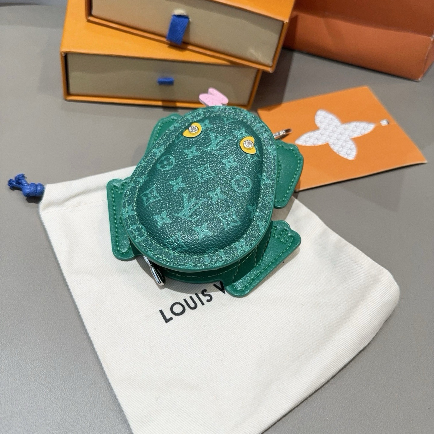 官网新品Louis Vuitton 路易威登青蛙🐸钥匙扣挂件包包挂饰 LV蓝牙耳机包 Turtle Po