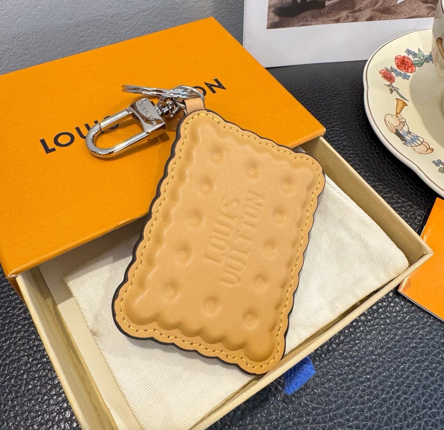 LV钥匙扣 BISCUIT 包饰与钥匙扣Louis Vuitton 路易威登LV饼干钥匙扣挂件挂饰原版l