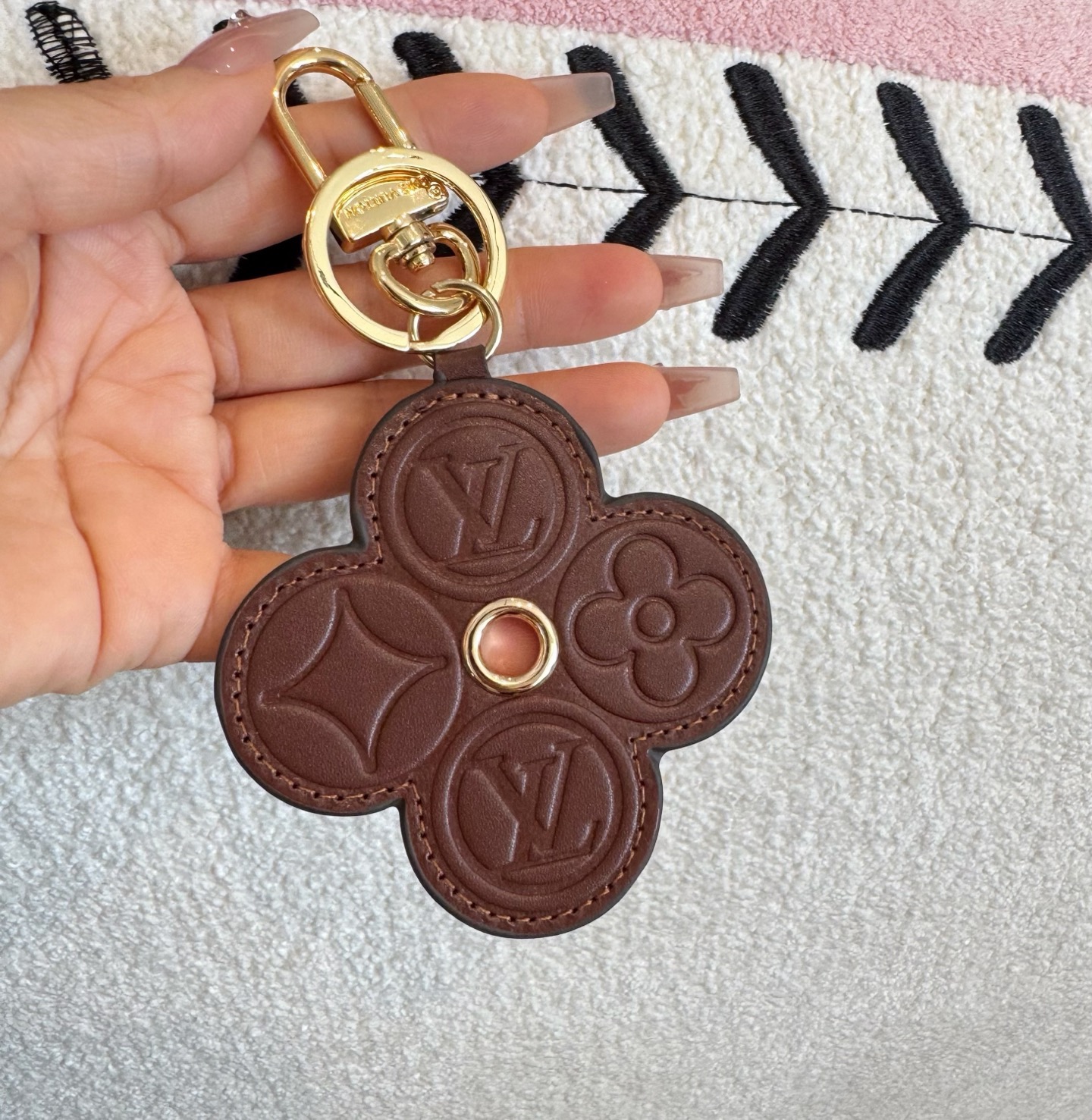 LOUIS VUITTON官网钥匙扣挂件  LV钥匙扣 新款包饰与钥匙扣包包挂件✨借鉴旅行袋中的钥匙扣设