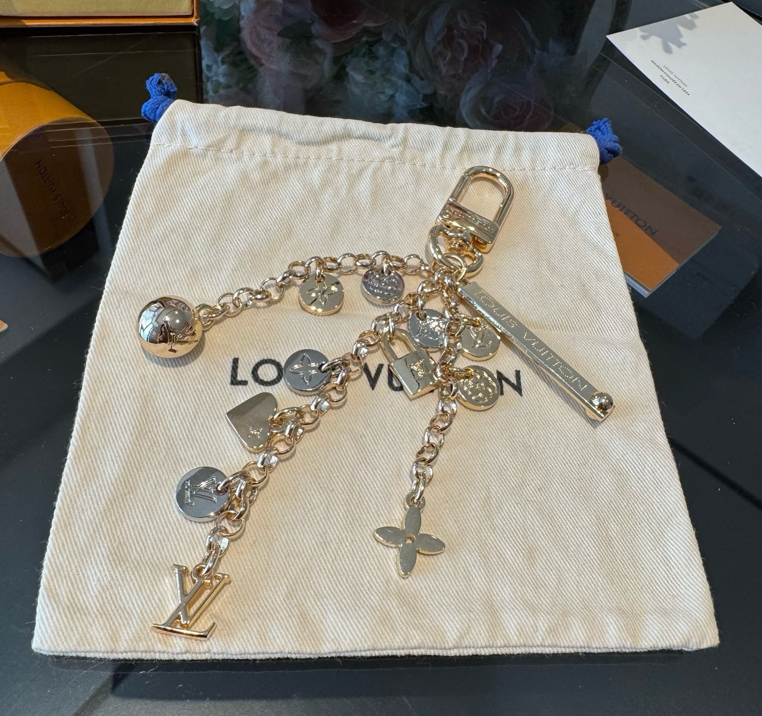 LV 钥匙扣 路易威登新款钥匙扣 ，包包挂件 配饰 多元素材质，舒展时尚个性！