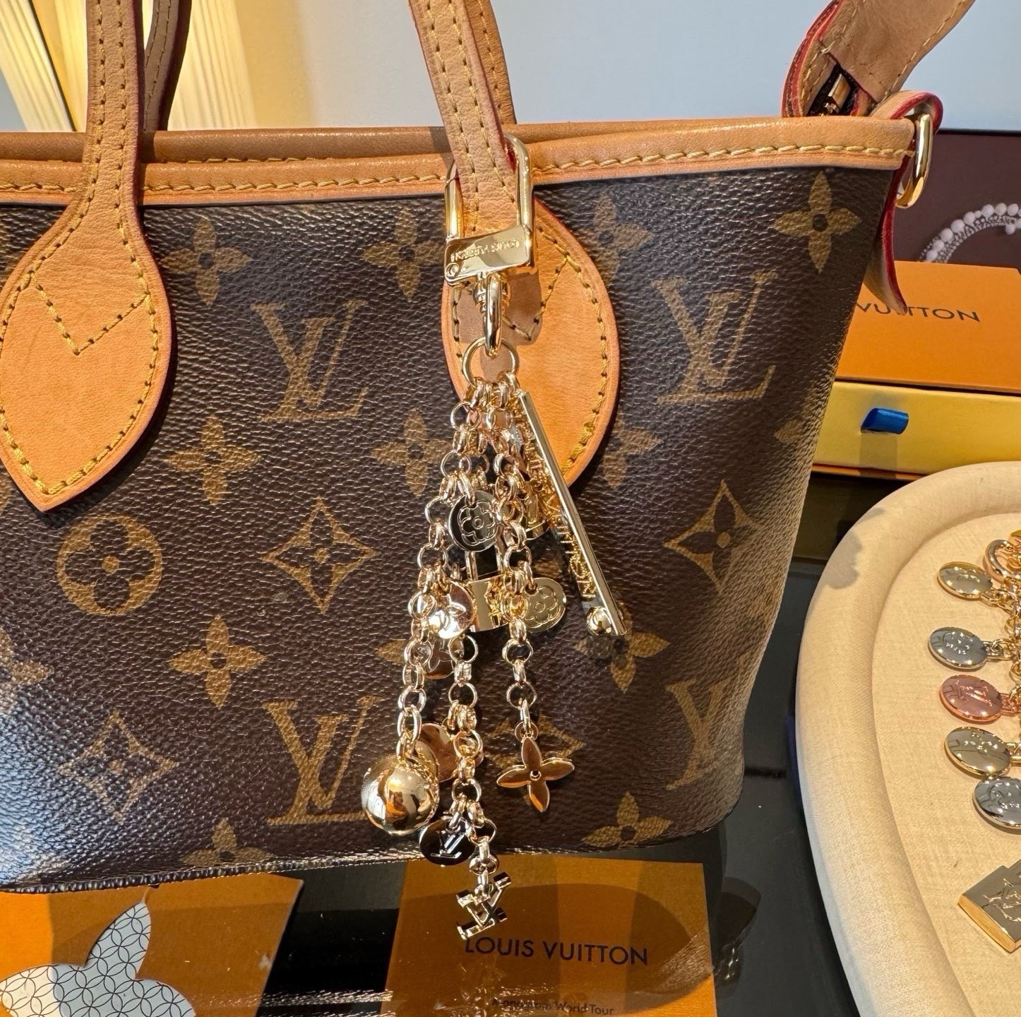 LV 钥匙扣 路易威登新款钥匙扣 ，包包挂件 配饰 多元素材质，舒展时尚个性！