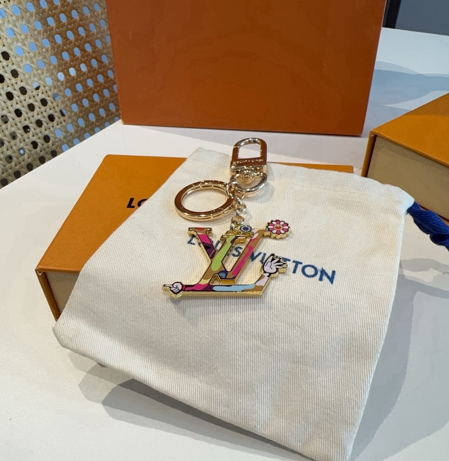 LV村上隆钥匙扣包包挂饰 LV X TM LV ICONICSUPERFLAT 钥匙扣路易威登再度携手日