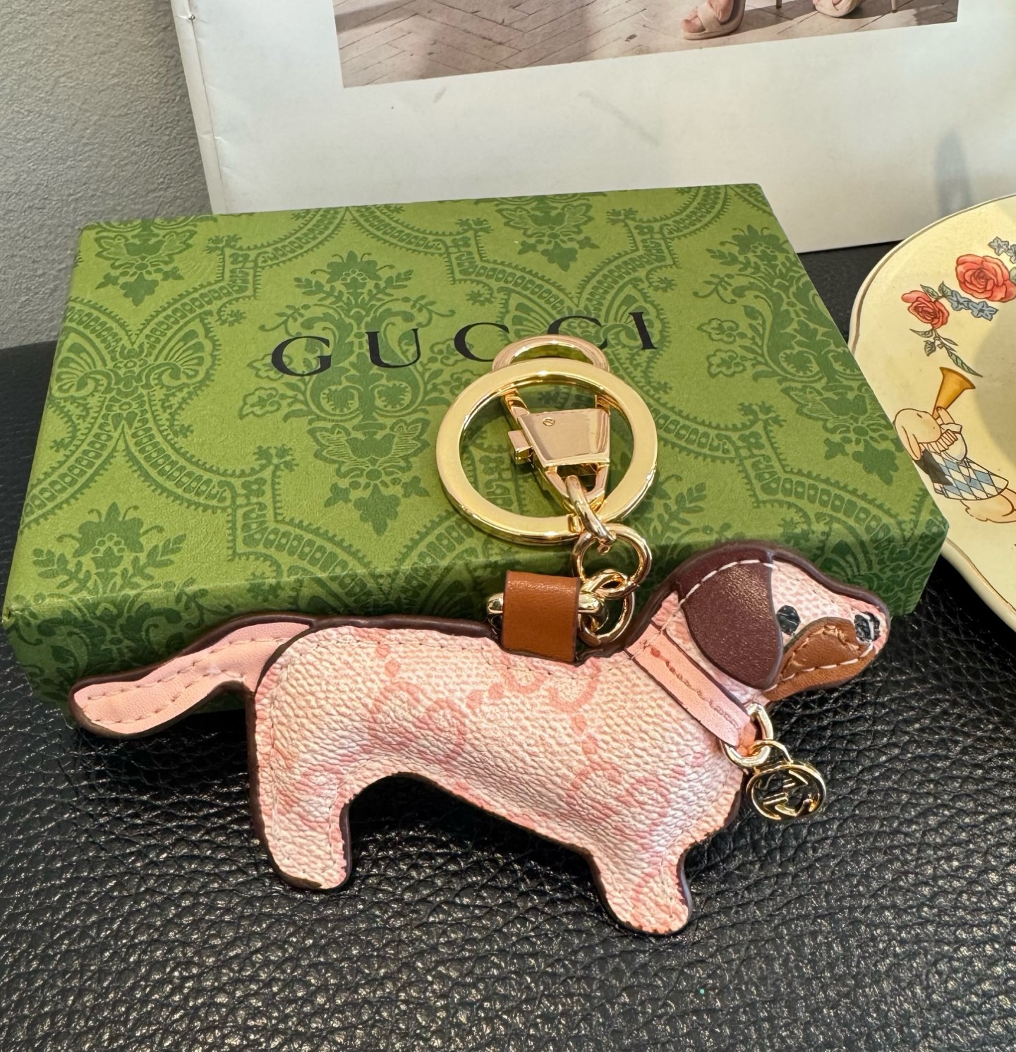 Gucci 古驰 腊肠狗钥匙扣 包包挂件挂饰 ☀️俏皮可爱的手袋挂饰采用腊肠狗造型设计