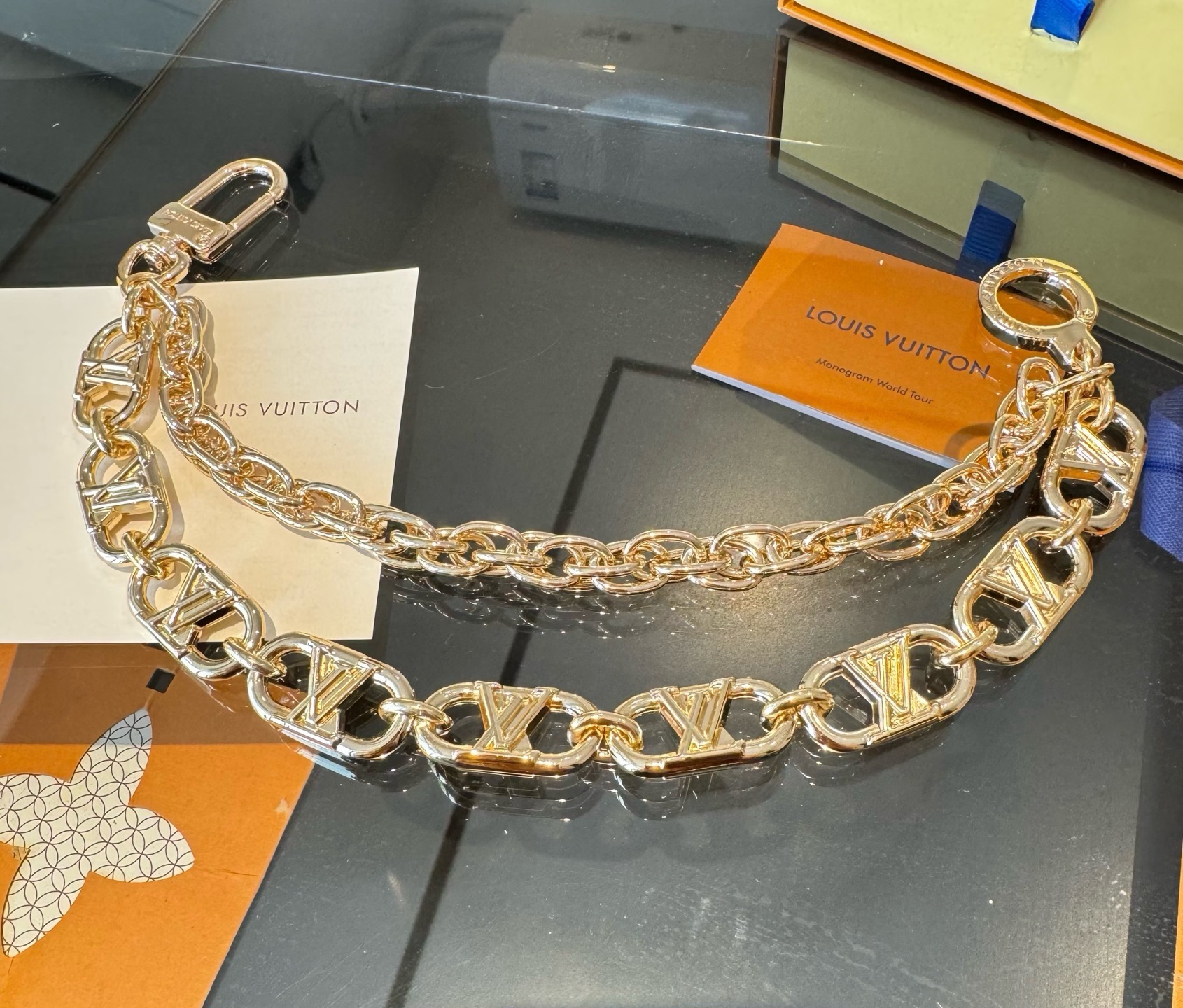 LV 包链 钥匙扣 路易威登新款包链，包包挂件 配饰 多元素材质，舒展时尚个性！