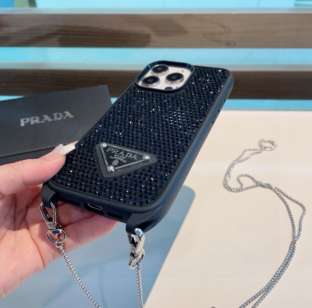 配三角标链条。Prada 官网同步 普拉达手机壳 全包壳链条⛓️斜挎手机壳 纯手工贴钻 bingbing