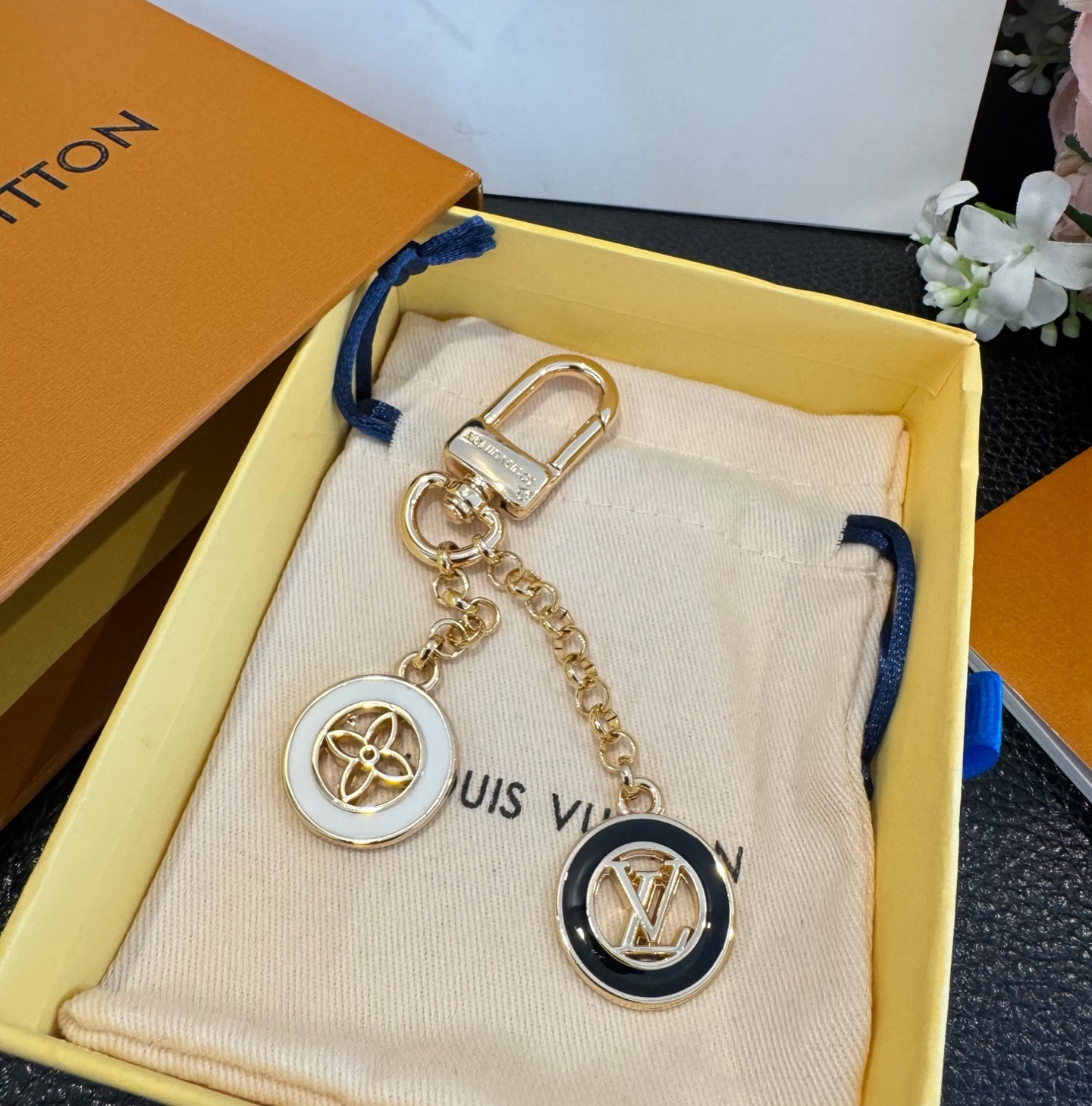 官网新款。LV钥匙扣 路易威登 Sailor包链 包包挂饰 精选莹亮金属材质，链节设计灵感源自航海主题，