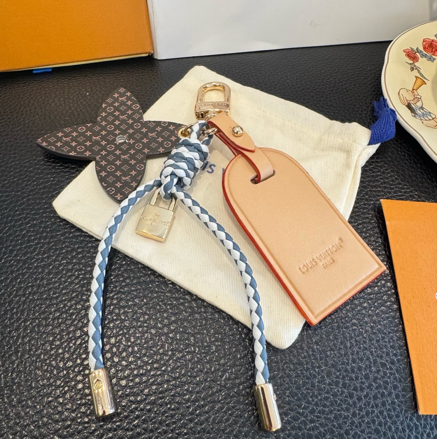 官网新款。LV盾牌钥匙扣 路易威登包包挂饰 麻花绳子点缀经典四叶花和LV标志，时尚挂件
