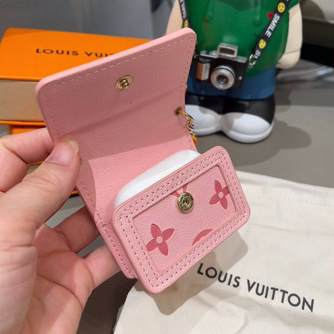 LV通用蓝牙耳机包，LV压花钥匙扣耳机包，挂饰包饰！配长链条🉑️斜挎，挂包包 方便携带！