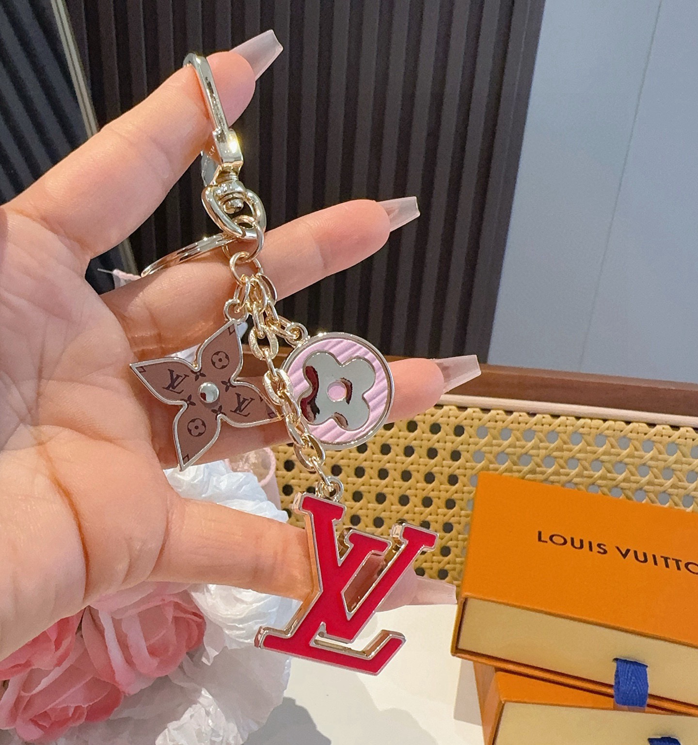 Lv 钥匙扣包挂件SPring Street Chain 包饰将 Monogram 花卉和 LV 字母等