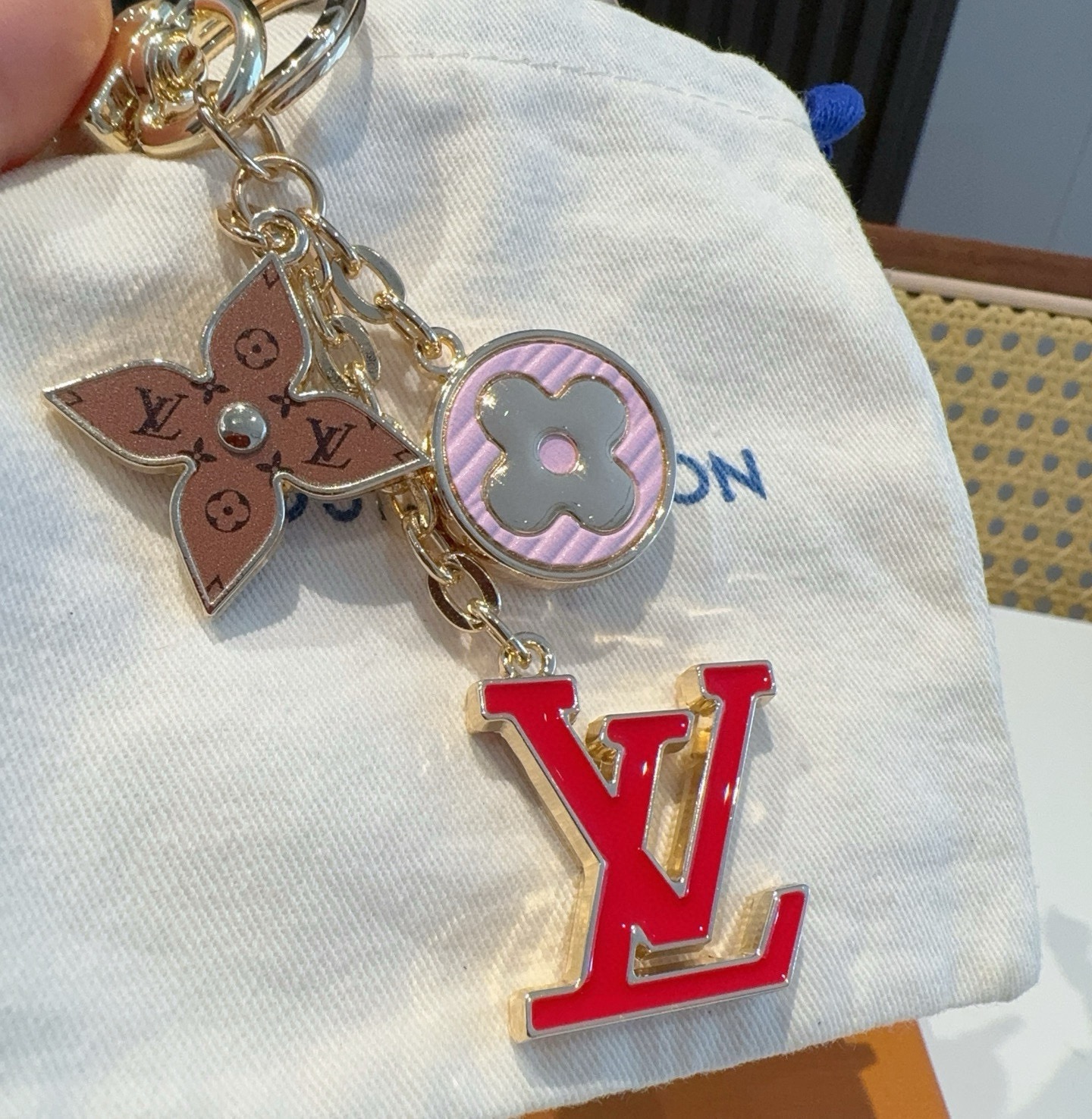 Lv 钥匙扣包挂件SPring Street Chain 包饰将 Monogram 花卉和 LV 字母等