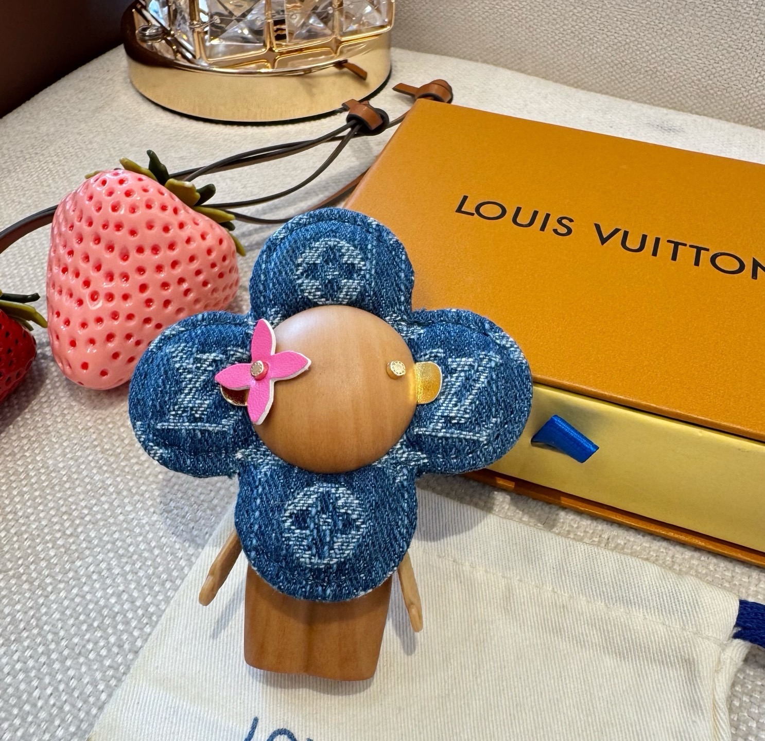 LOUIS VUITTON新款挂件包饰与钥匙扣。LV薇薇安太阳花包包挂件 手机壳挂件可满足各种时尚品味的