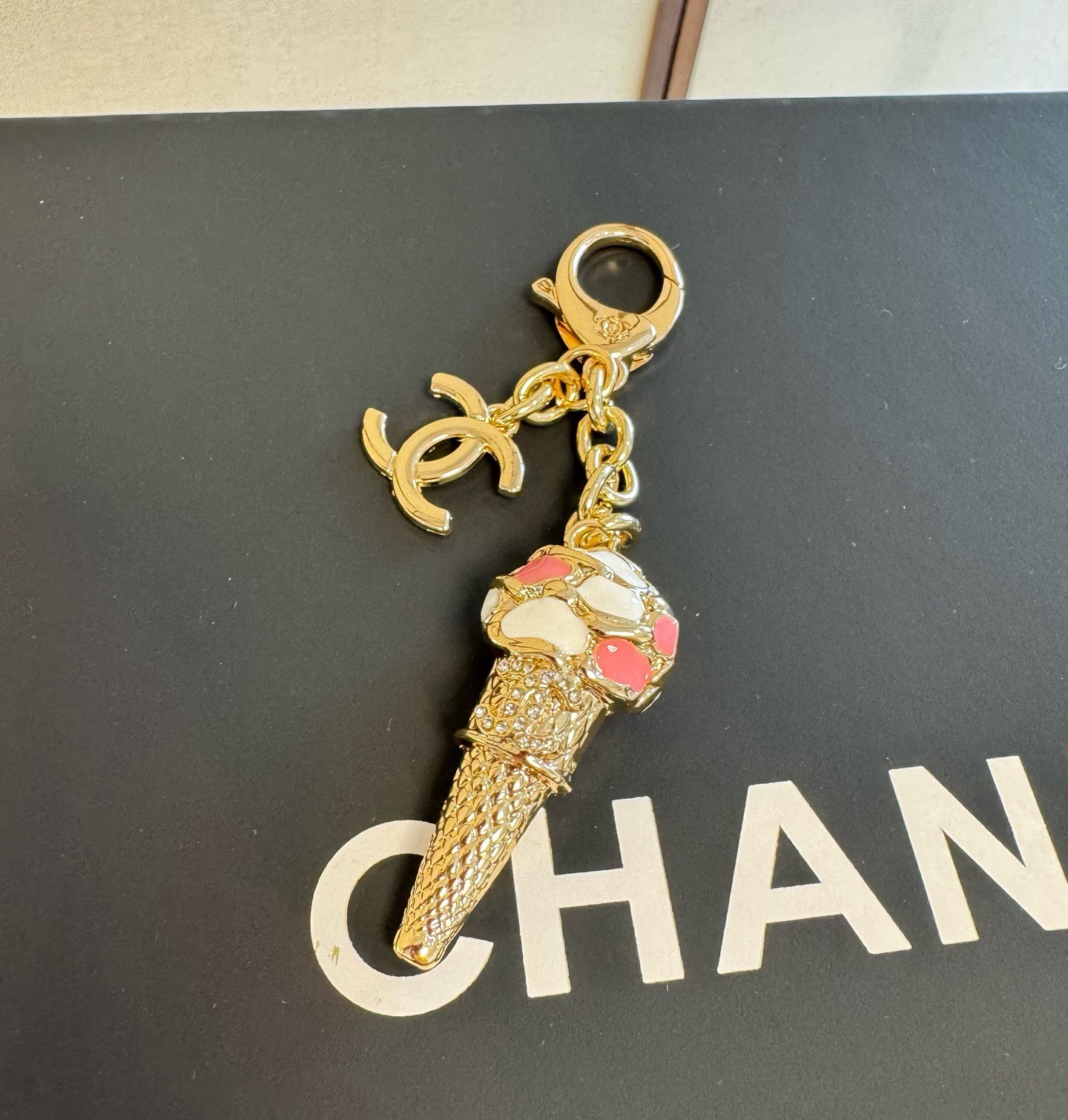 CHANEL香奈儿冰淇淋🍦钥匙扣挂件 ~包包挂饰车钥匙挂件精巧珐琅搭配双C标志，奢华与趣味并存。随身挂包