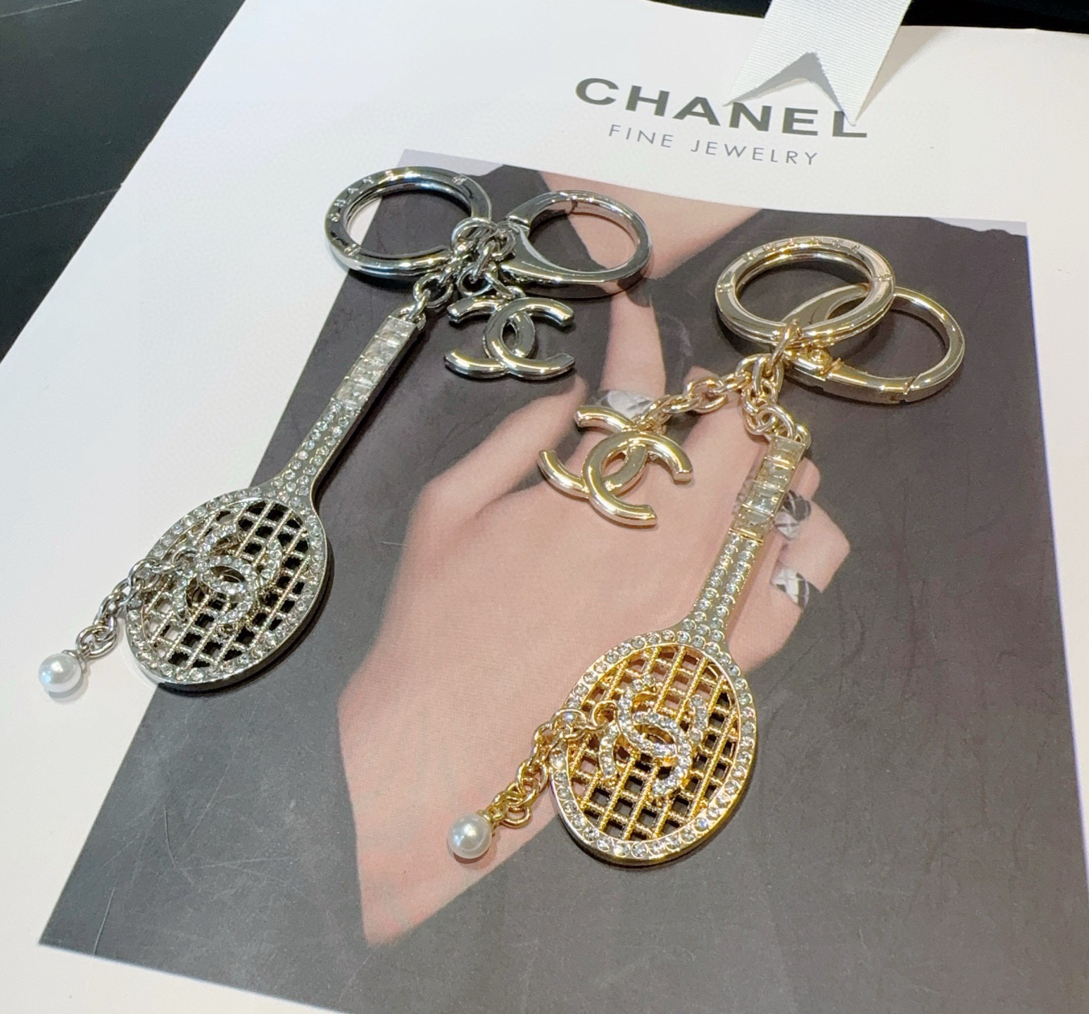 CHANEL香奈儿网球拍钥匙扣挂件 ~包包挂饰车钥匙挂件经典菱格纹搭配双C标志，奢华与趣味并存。随身挂包