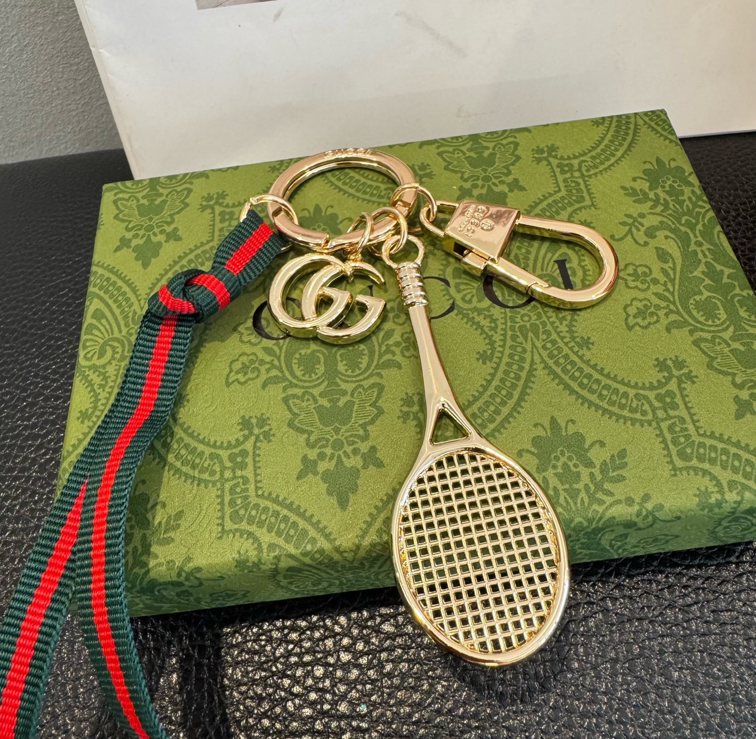 Gucci 新款钥匙扣 羽毛球拍挂件 把经典包包、浪漫蝴蝶都缩成挂饰，挂钥匙上是时尚小彩蛋，挂包包上直接