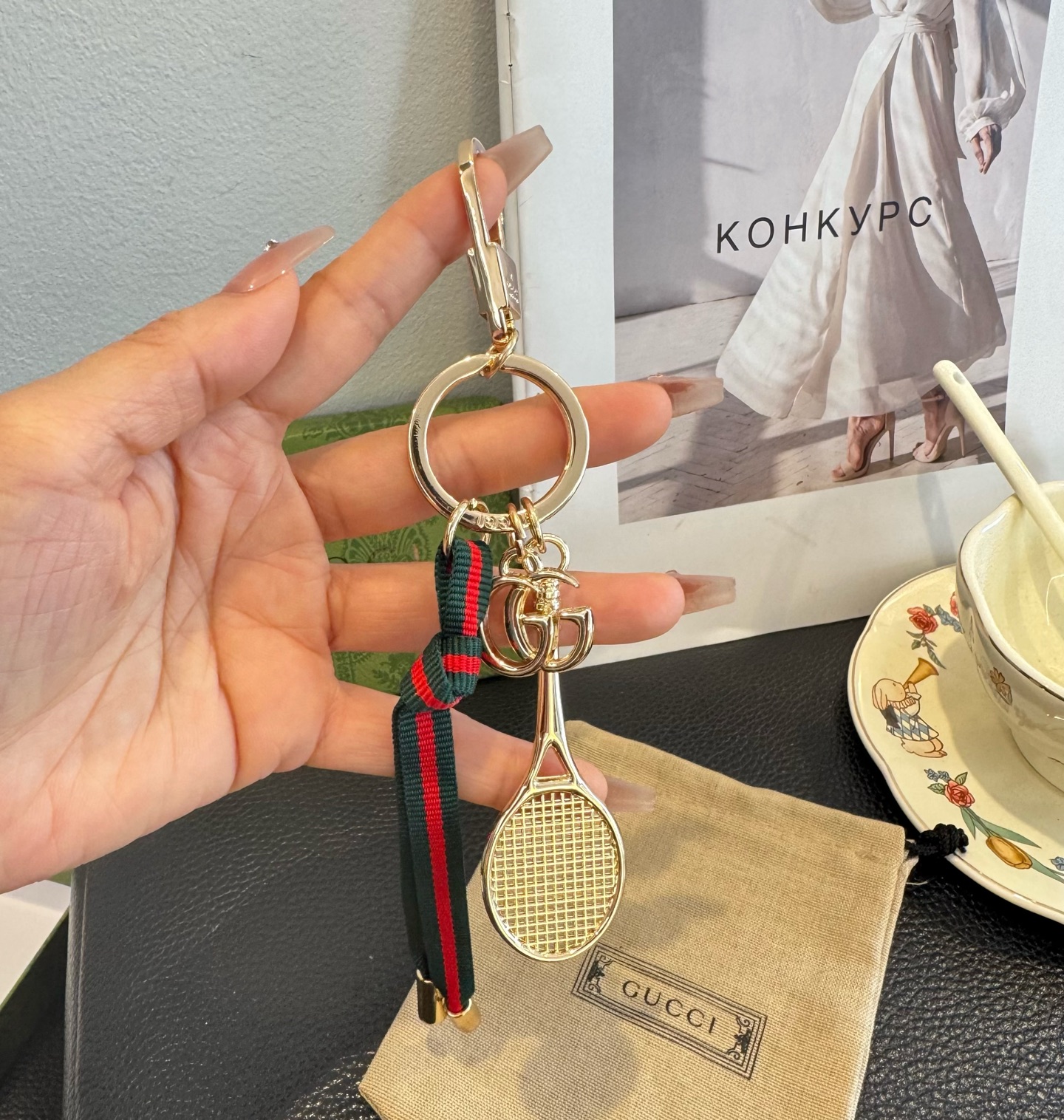 Gucci 新款钥匙扣 羽毛球拍挂件 把经典包包、浪漫蝴蝶都缩成挂饰，挂钥匙上是时尚小彩蛋，挂包包上直接