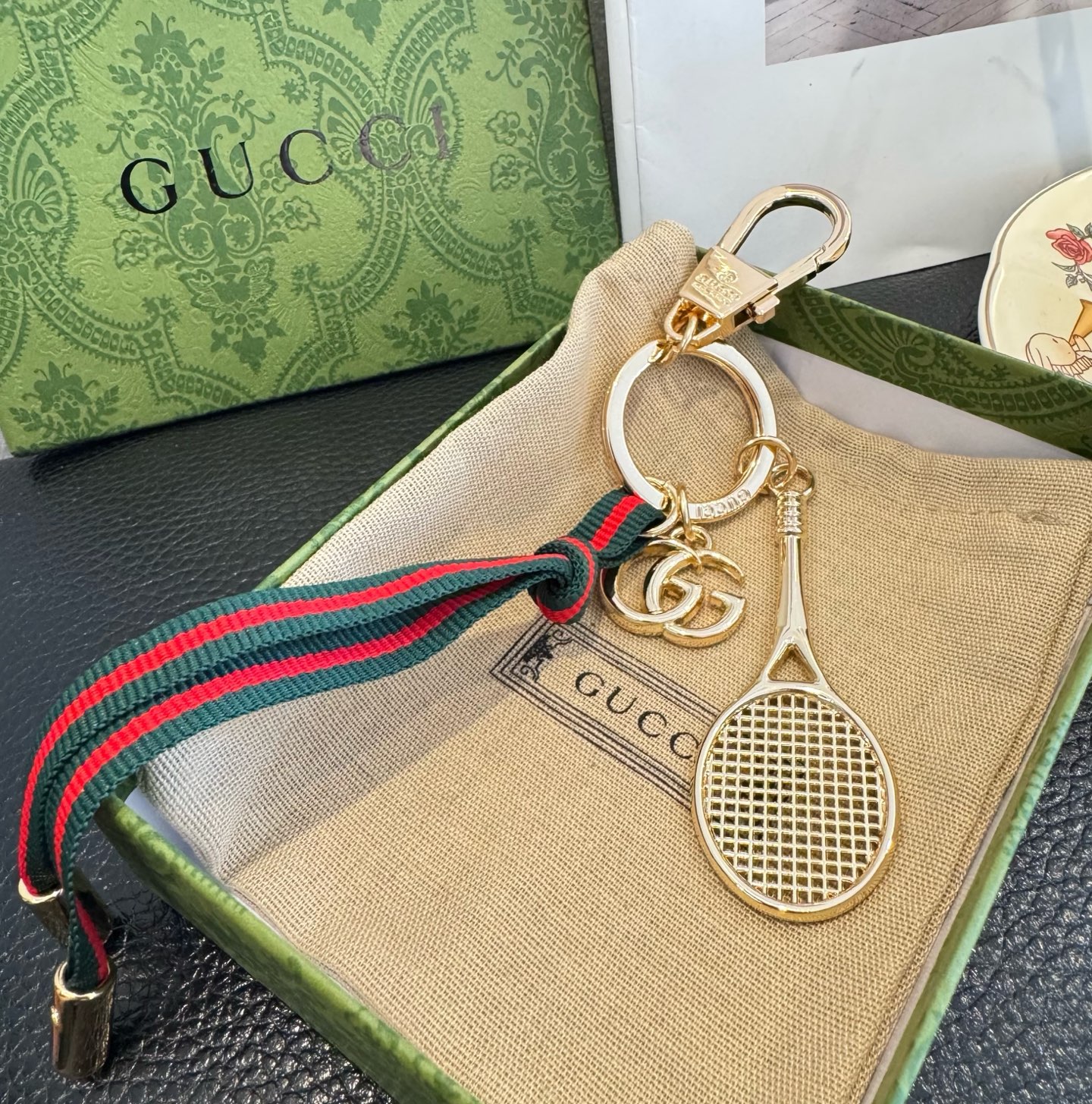 Gucci 新款钥匙扣 羽毛球拍挂件 把经典包包、浪漫蝴蝶都缩成挂饰，挂钥匙上是时尚小彩蛋，挂包包上直接