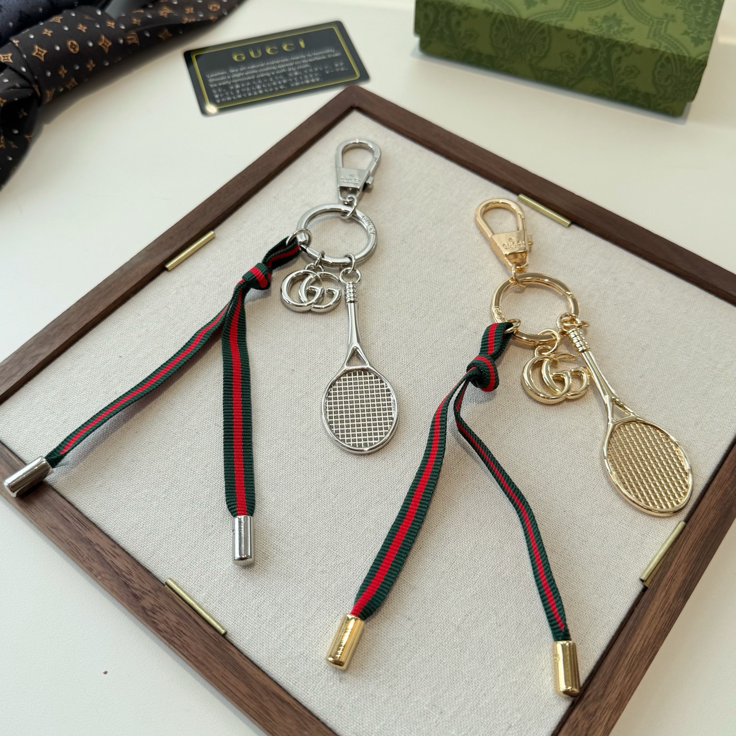 Gucci 新款钥匙扣 羽毛球拍挂件 把经典包包、浪漫蝴蝶都缩成挂饰，挂钥匙上是时尚小彩蛋，挂包包上直接