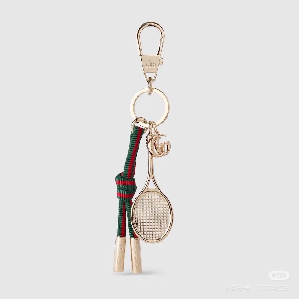 Gucci 新款钥匙扣 羽毛球拍挂件 把经典包包、浪漫蝴蝶都缩成挂饰，挂钥匙上是时尚小彩蛋，挂包包上直接