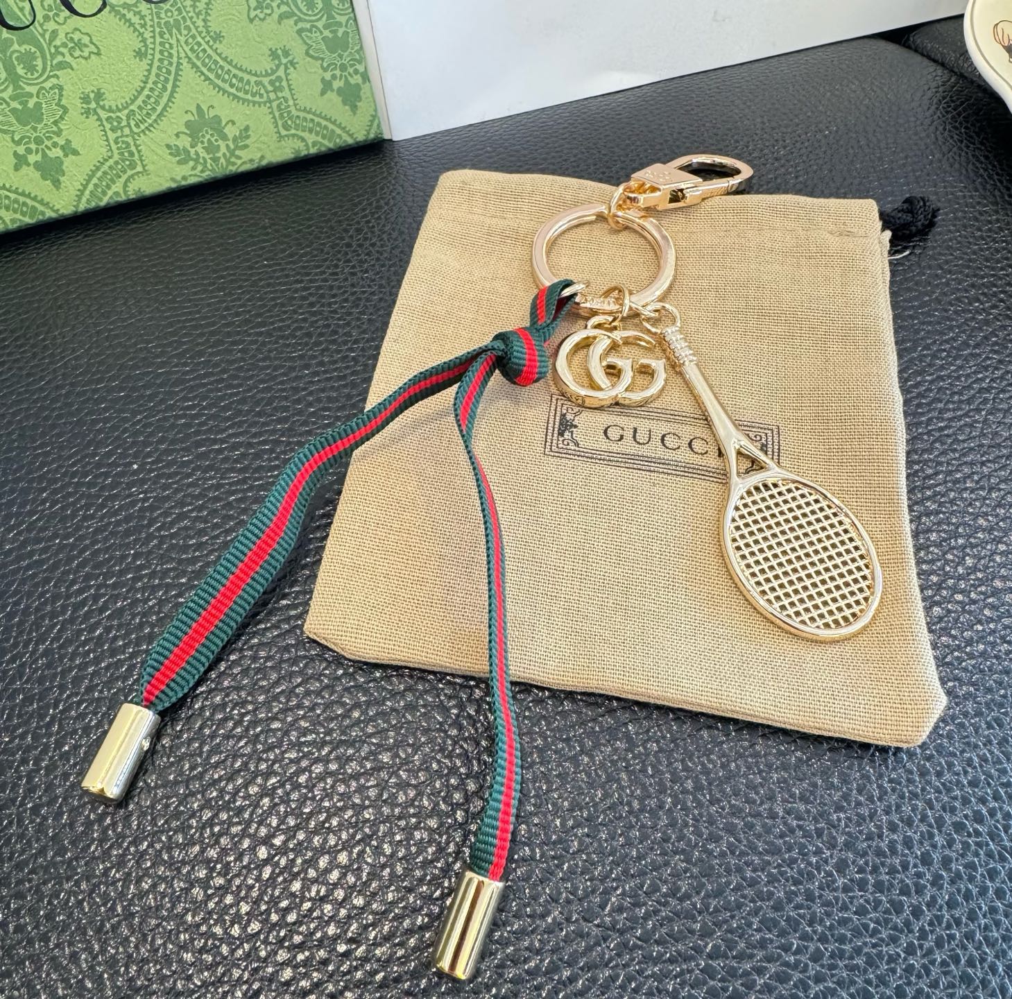 Gucci 新款钥匙扣 羽毛球拍挂件 把经典包包、浪漫蝴蝶都缩成挂饰，挂钥匙上是时尚小彩蛋，挂包包上直接
