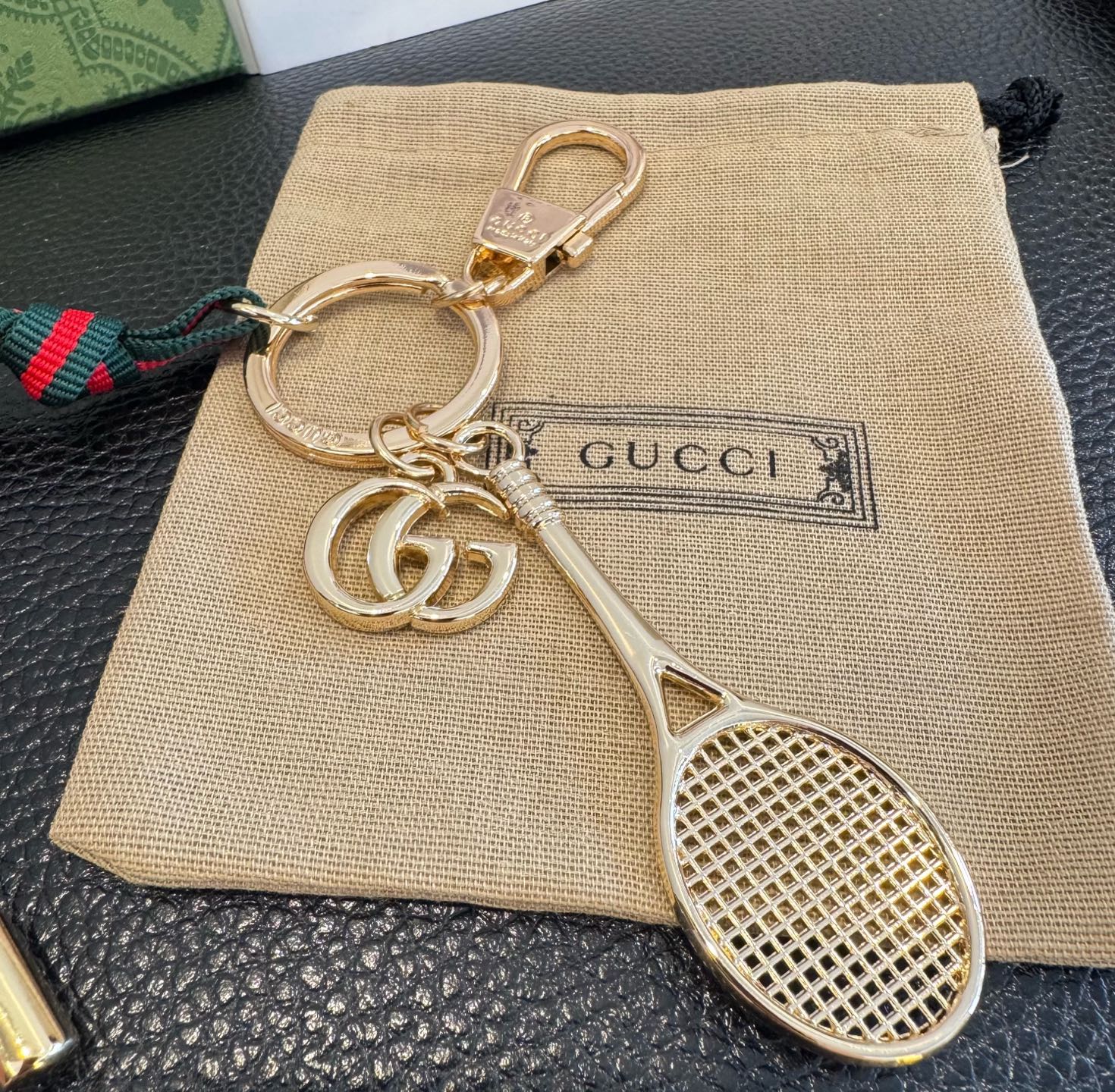 Gucci 新款钥匙扣 羽毛球拍挂件 把经典包包、浪漫蝴蝶都缩成挂饰，挂钥匙上是时尚小彩蛋，挂包包上直接