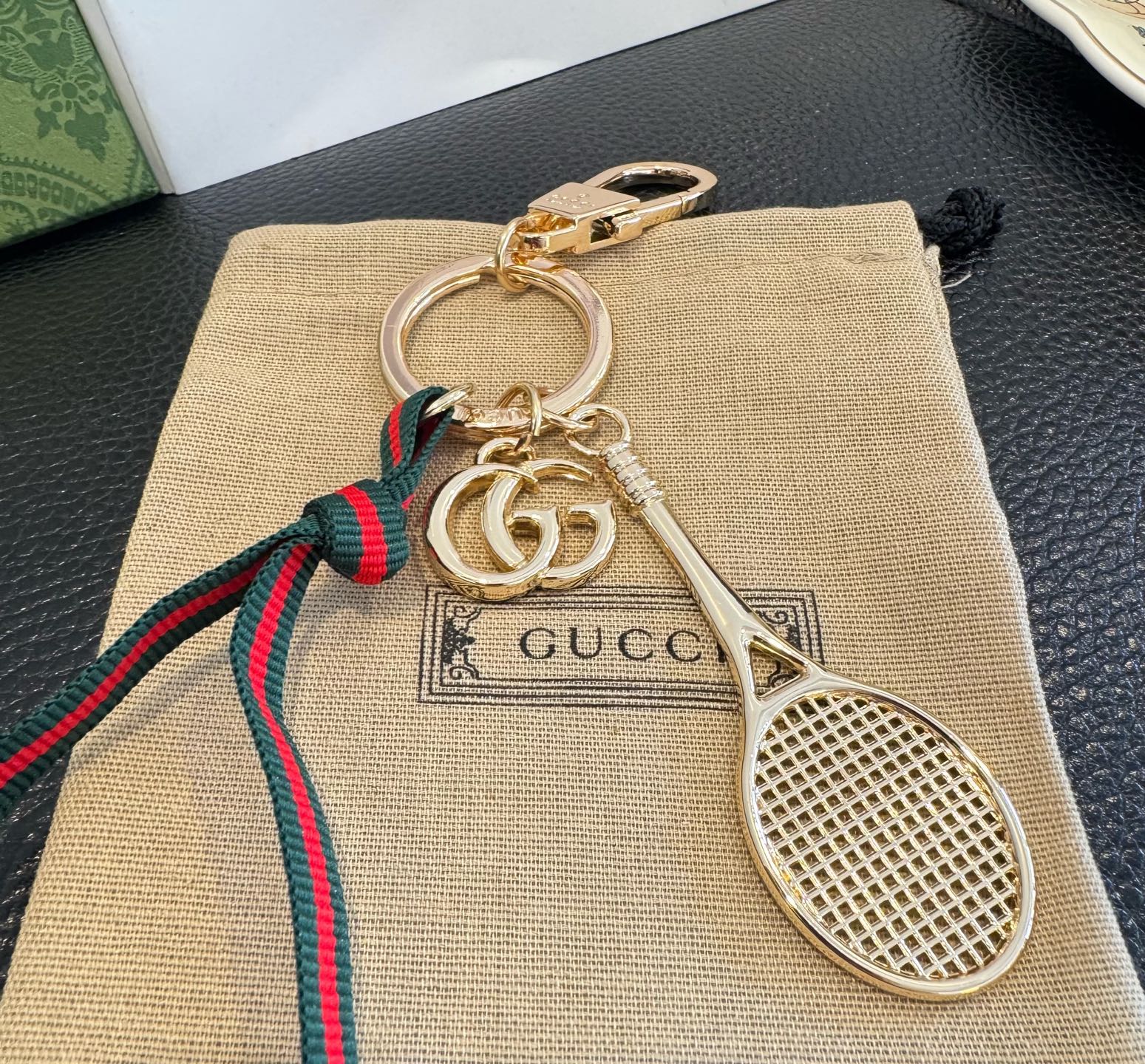 Gucci 新款钥匙扣 羽毛球拍挂件 把经典包包、浪漫蝴蝶都缩成挂饰，挂钥匙上是时尚小彩蛋，挂包包上直接