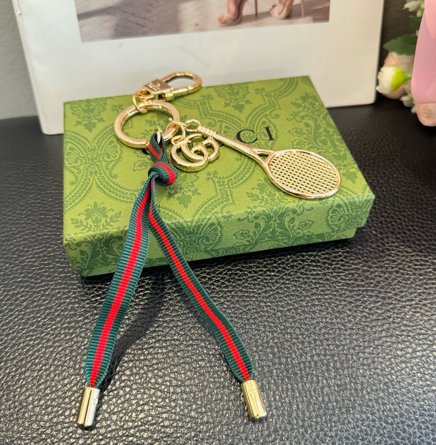 Gucci 新款钥匙扣 羽毛球拍挂件 把经典包包、浪漫蝴蝶都缩成挂饰，挂钥匙上是时尚小彩蛋，挂包包上直接