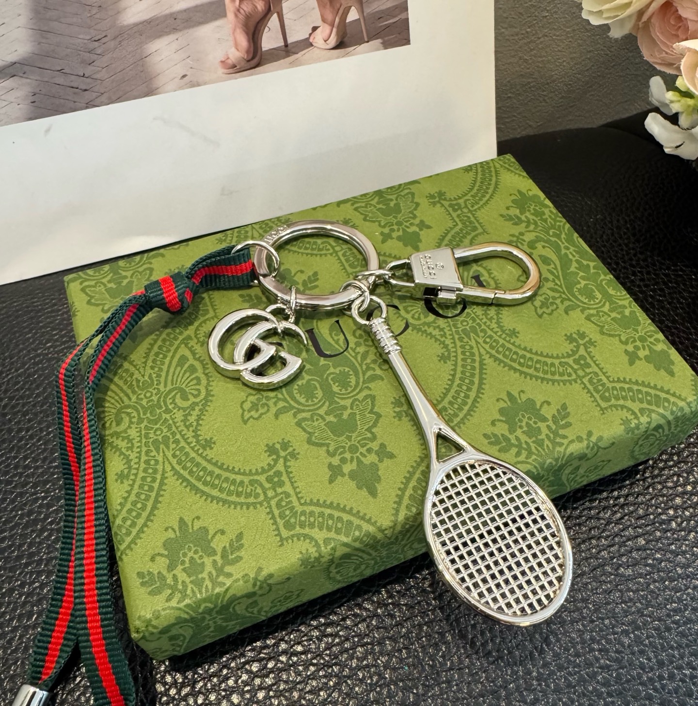 Gucci 新款钥匙扣 羽毛球拍挂件 把经典包包、浪漫蝴蝶都缩成挂饰，挂钥匙上是时尚小彩蛋，挂包包上直接