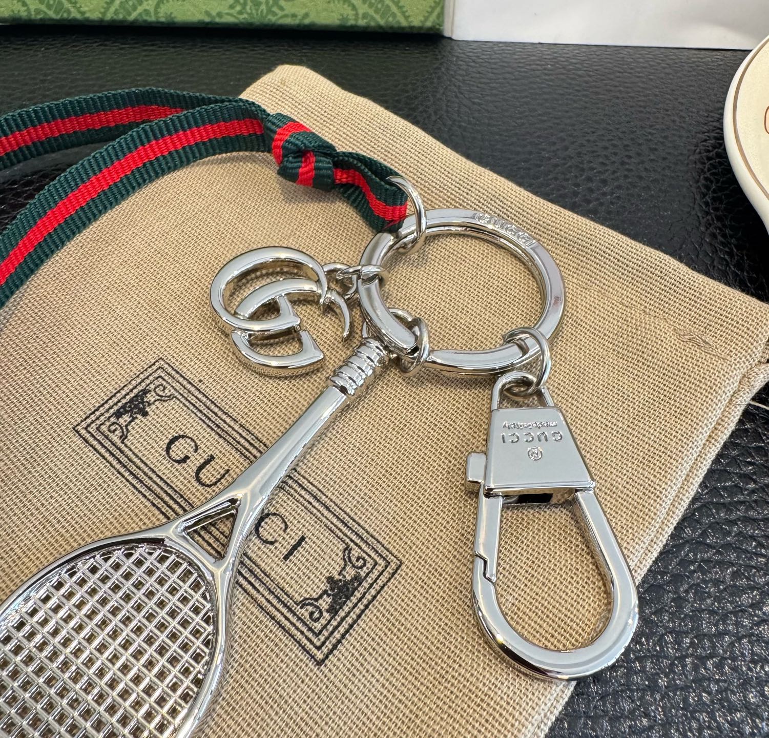 Gucci 新款钥匙扣 羽毛球拍挂件 把经典包包、浪漫蝴蝶都缩成挂饰，挂钥匙上是时尚小彩蛋，挂包包上直接