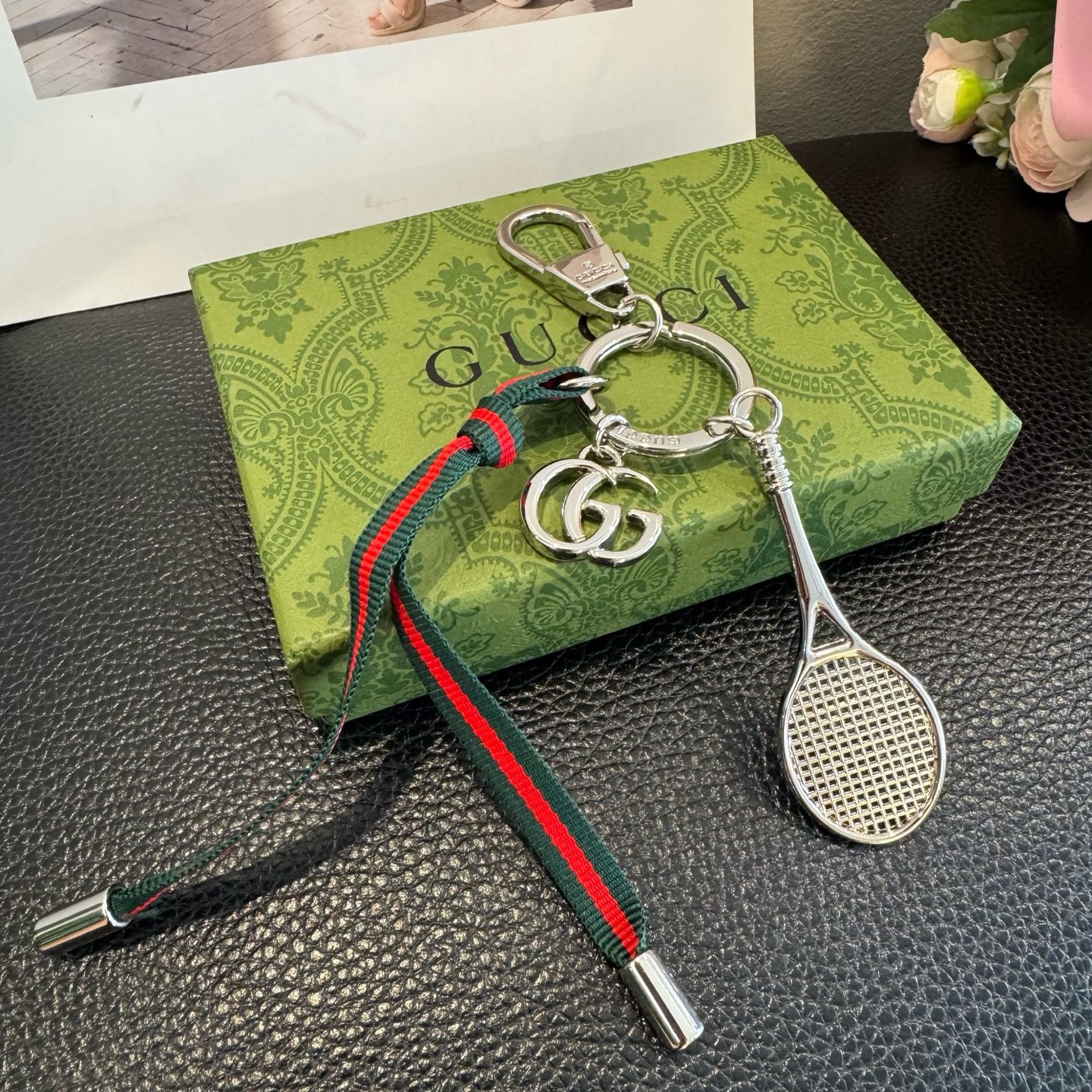 Gucci 新款钥匙扣 羽毛球拍挂件 把经典包包、浪漫蝴蝶都缩成挂饰，挂钥匙上是时尚小彩蛋，挂包包上直接