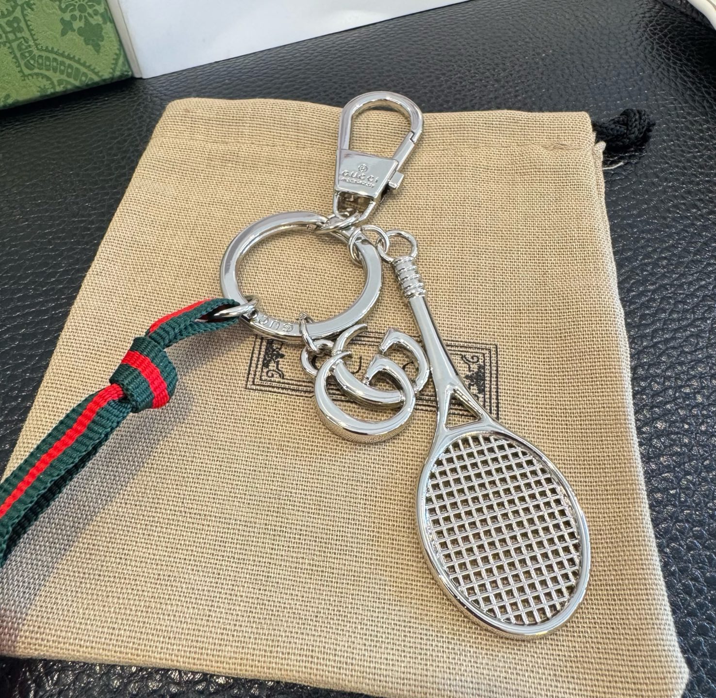 Gucci 新款钥匙扣 羽毛球拍挂件 把经典包包、浪漫蝴蝶都缩成挂饰，挂钥匙上是时尚小彩蛋，挂包包上直接