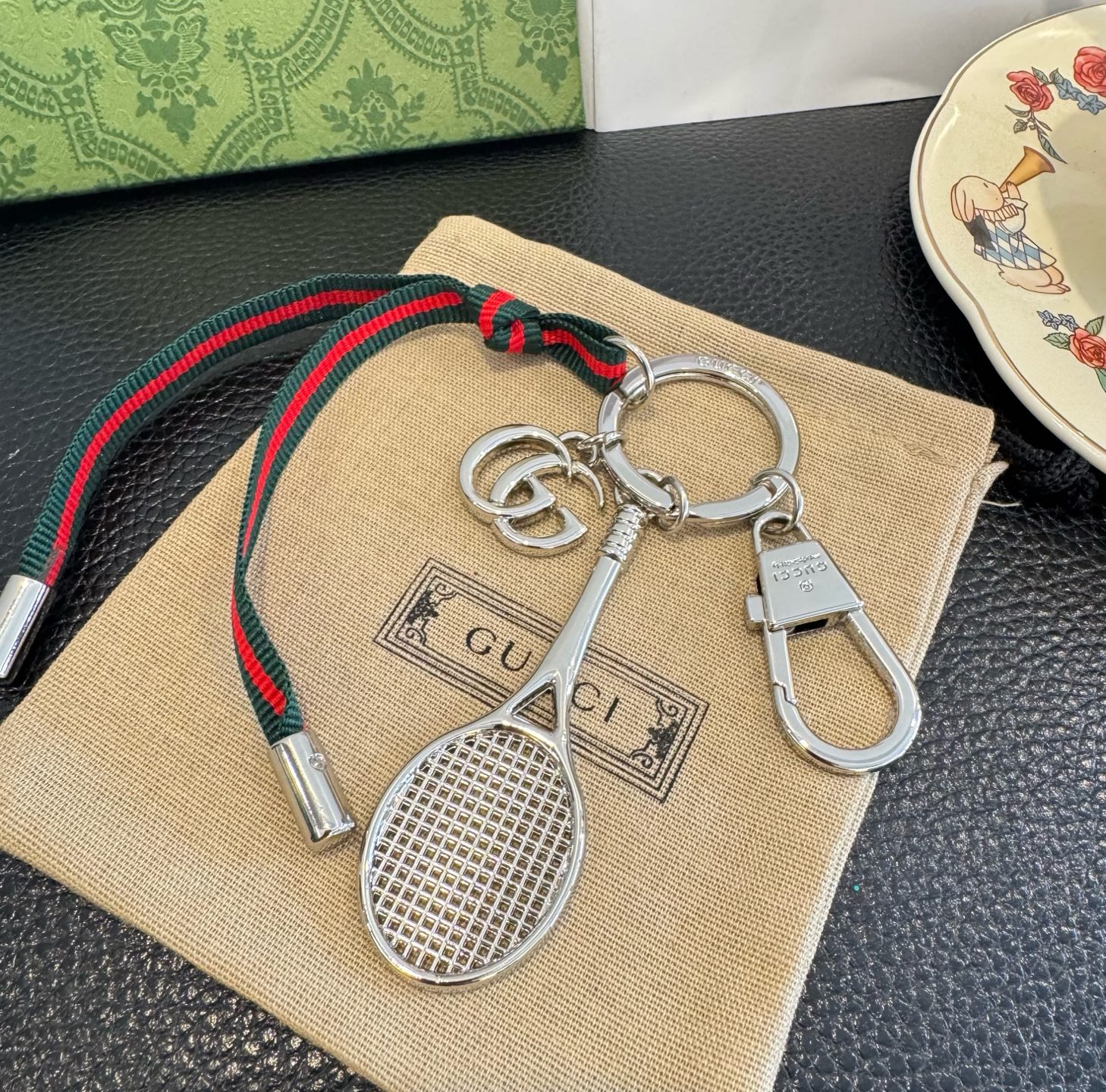 Gucci 新款钥匙扣 羽毛球拍挂件 把经典包包、浪漫蝴蝶都缩成挂饰，挂钥匙上是时尚小彩蛋，挂包包上直接