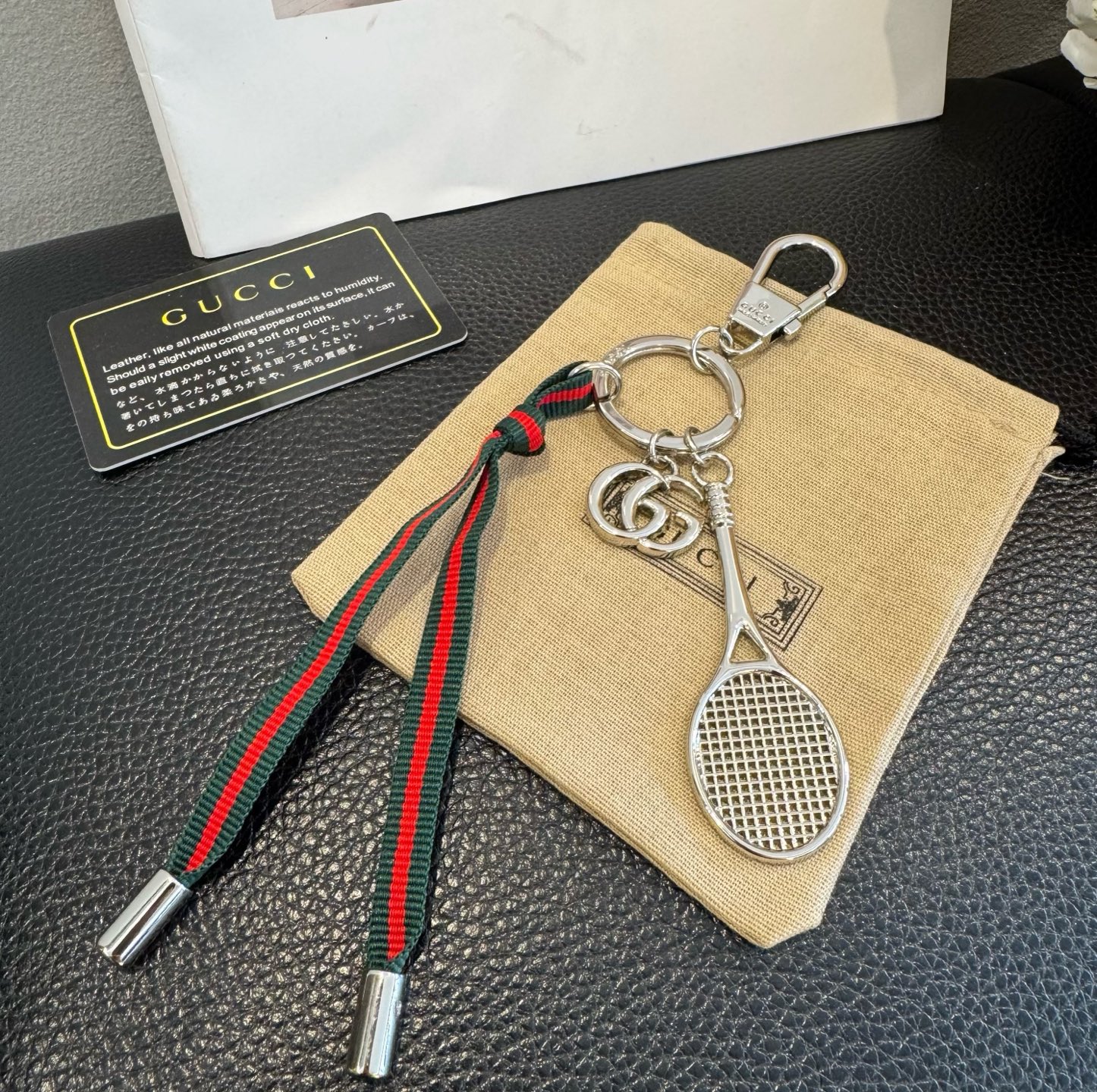 Gucci 新款钥匙扣 羽毛球拍挂件 把经典包包、浪漫蝴蝶都缩成挂饰，挂钥匙上是时尚小彩蛋，挂包包上直接