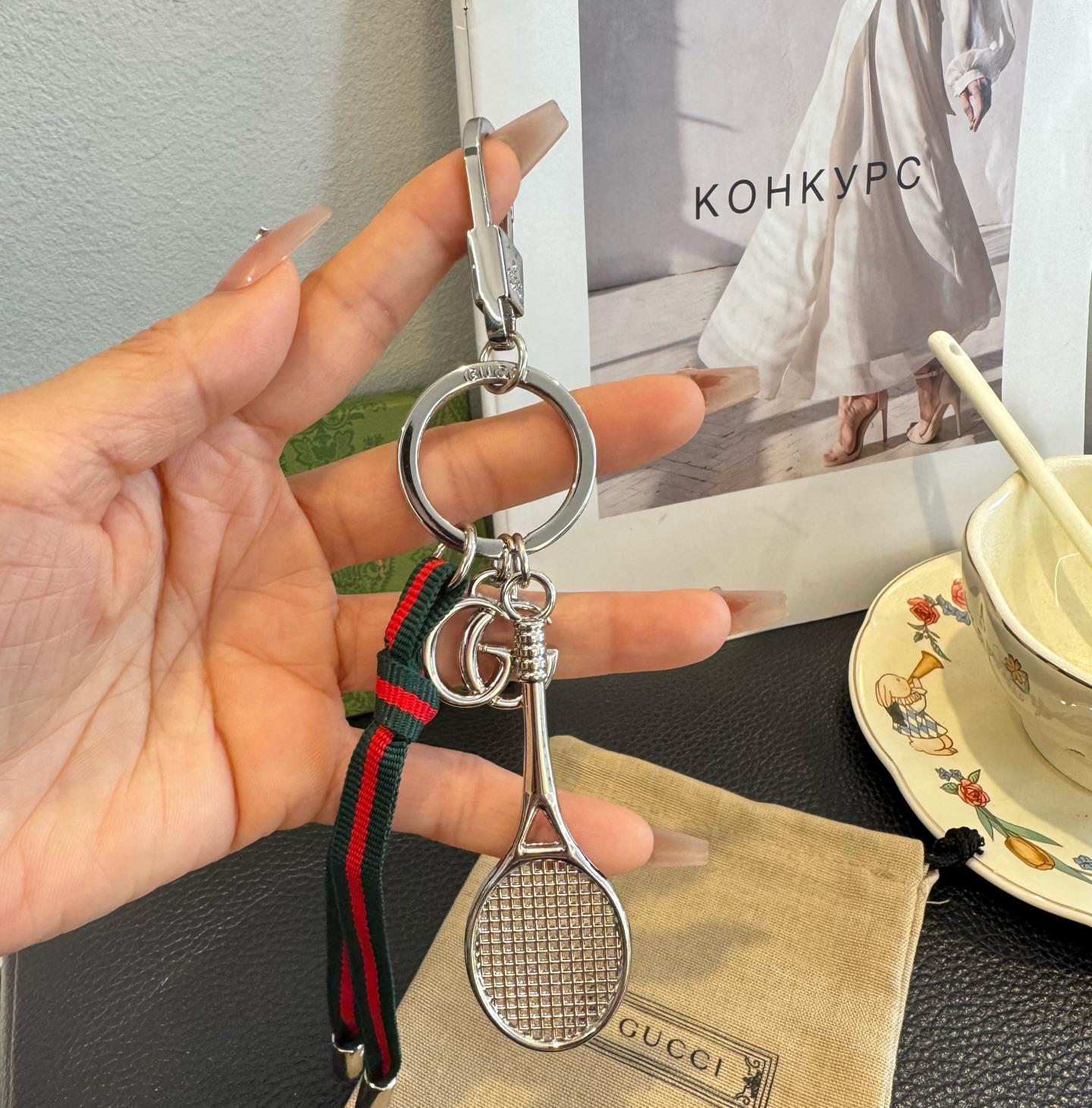 Gucci 新款钥匙扣 羽毛球拍挂件 把经典包包、浪漫蝴蝶都缩成挂饰，挂钥匙上是时尚小彩蛋，挂包包上直接