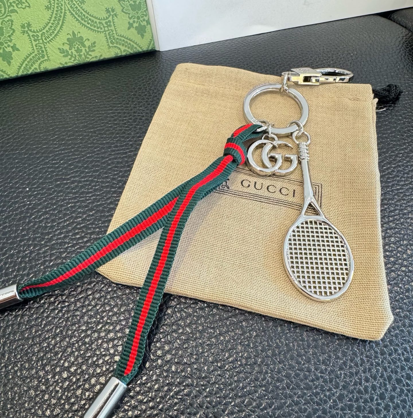Gucci 新款钥匙扣 羽毛球拍挂件 把经典包包、浪漫蝴蝶都缩成挂饰，挂钥匙上是时尚小彩蛋，挂包包上直接